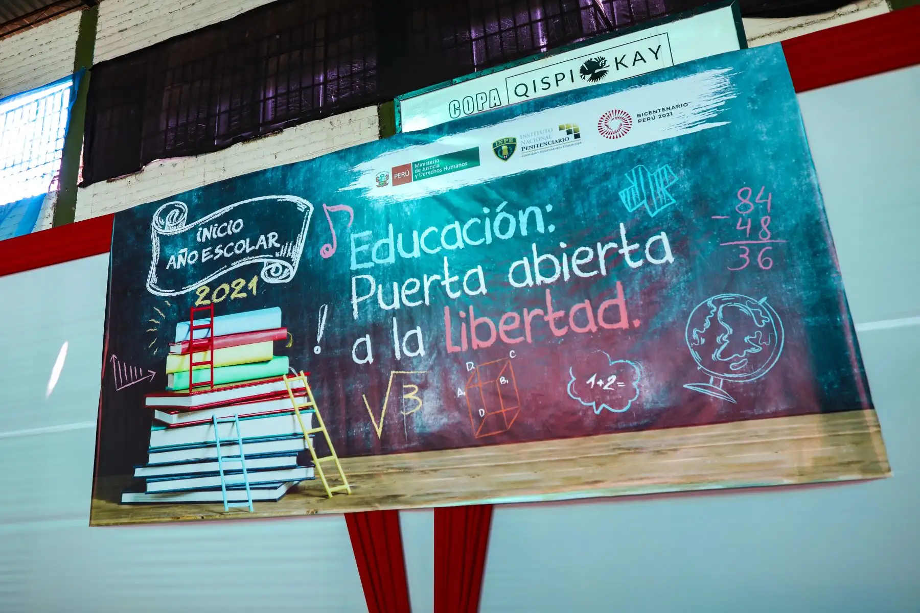 Con una ceremonia simbólica realizada en el Establecimiento Penitenciario de Lurigancho, el ministro de Justicia y Derechos Humanos, Eduardo Vega Luna y la presidenta del INPE, Susana Silva Hasembank inauguraron el año escolar 2021, en el contexto actual de una educación a distancia o no presencial, debido a la pandemia de la covid-19. Foto: INPE