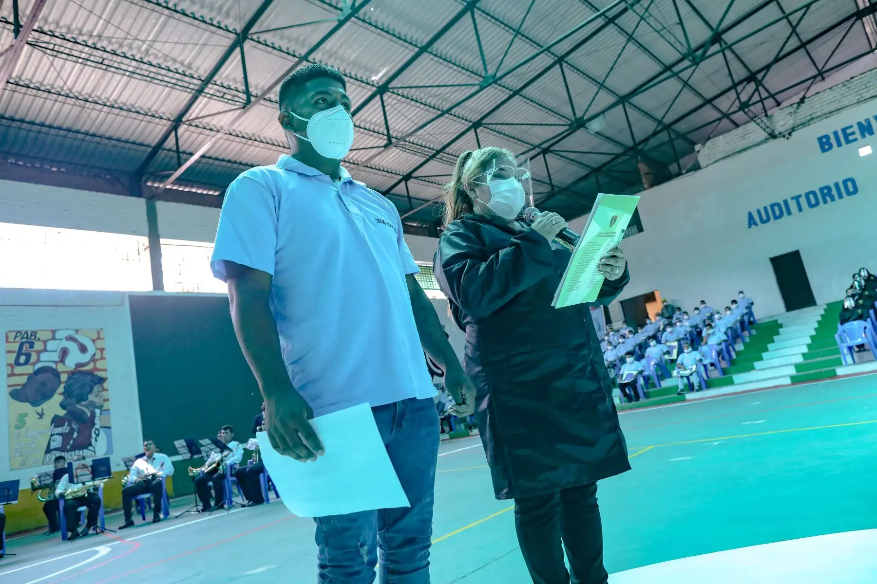 Con una ceremonia simbólica realizada en el Establecimiento Penitenciario de Lurigancho, el ministro de Justicia y Derechos Humanos, Eduardo Vega Luna y la presidenta del INPE, Susana Silva Hasembank inauguraron el año escolar 2021, en el contexto actual de una educación a distancia o no presencial, debido a la pandemia de la covid-19. Foto: INPE