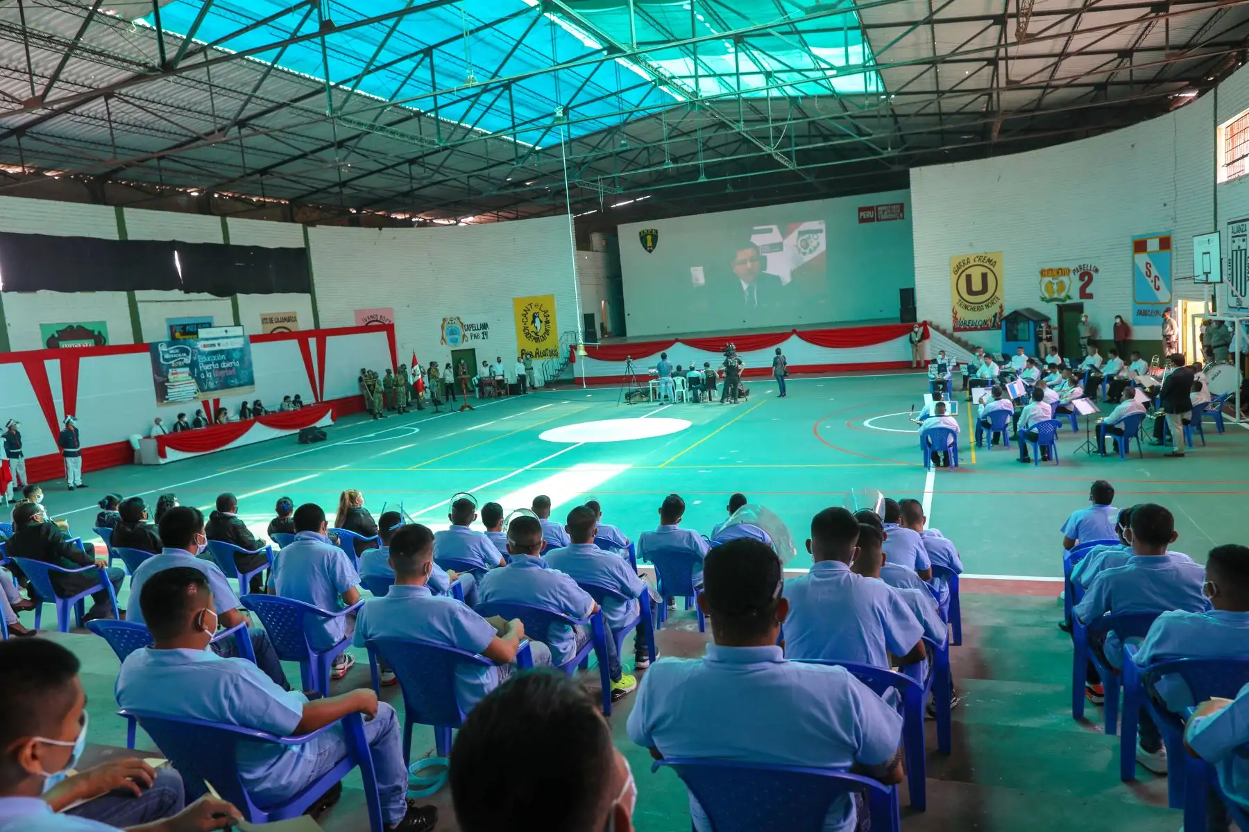 Con una ceremonia simbólica realizada en el Establecimiento Penitenciario de Lurigancho, el ministro de Justicia y Derechos Humanos, Eduardo Vega Luna y la presidenta del INPE, Susana Silva Hasembank inauguraron el año escolar 2021, en el contexto actual de una educación a distancia o no presencial, debido a la pandemia de la covid-19. Foto: INPE