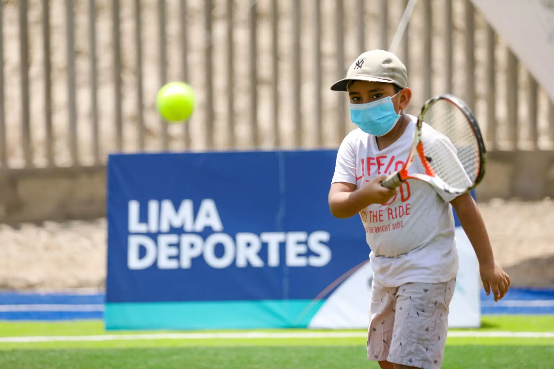 El alcalde Jorge Muñoz visitó Pachacámac para entregar a los vecinos el renovado parque deportivo Bello Horizonte, que ahora cuenta con un nuevo campo sintético y pista atlética. Foto: MML