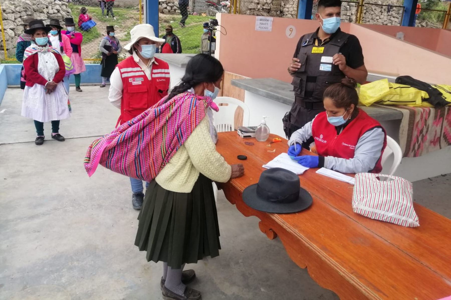 Familias en situación vulnerable por la pandemia del covid-19 reciben subsidio del Bono 600. Foto: ANDINA/Difusión