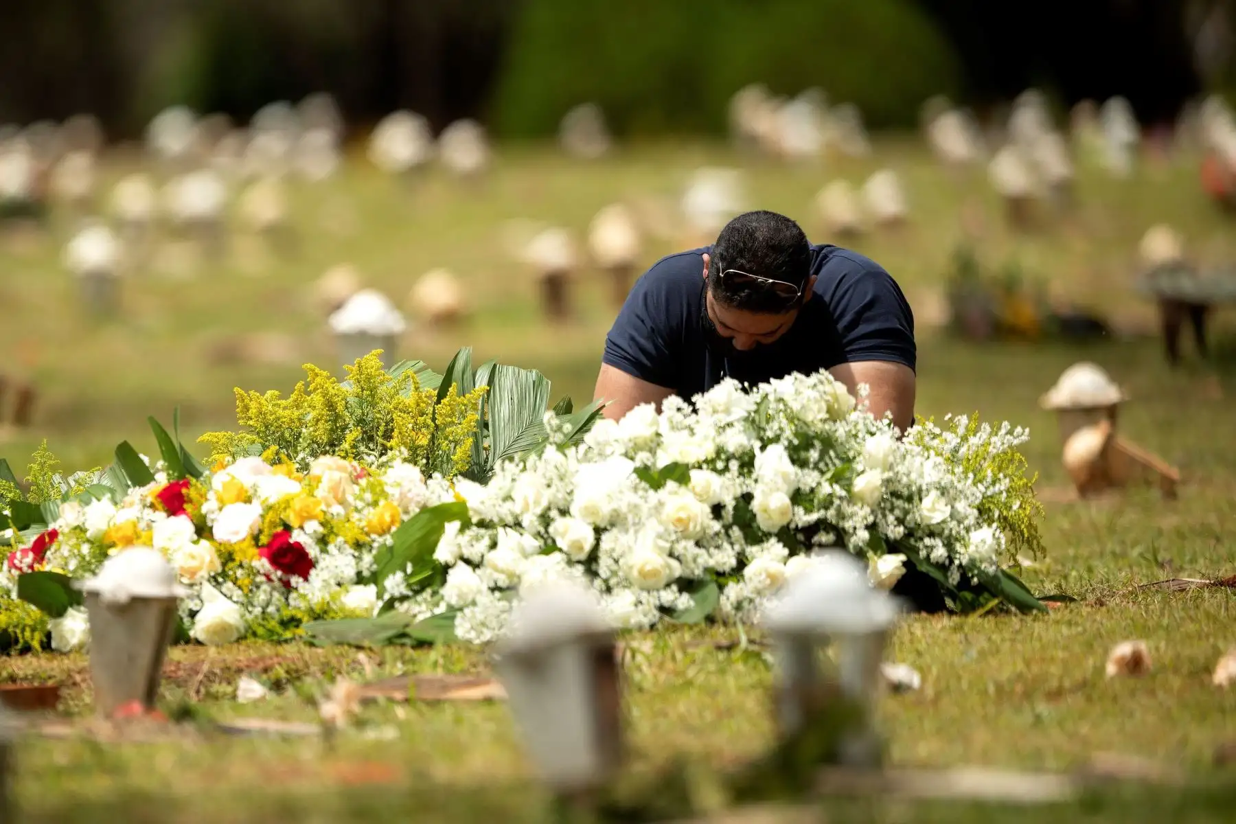 Un hombre visita una tumba en el cementerio Campo de Esperanza, en Brasilia. Brasil afronta crisis sanitaria ante récord de 3,251 muertes por covid-19 en 24 horas.
Foto: EFE