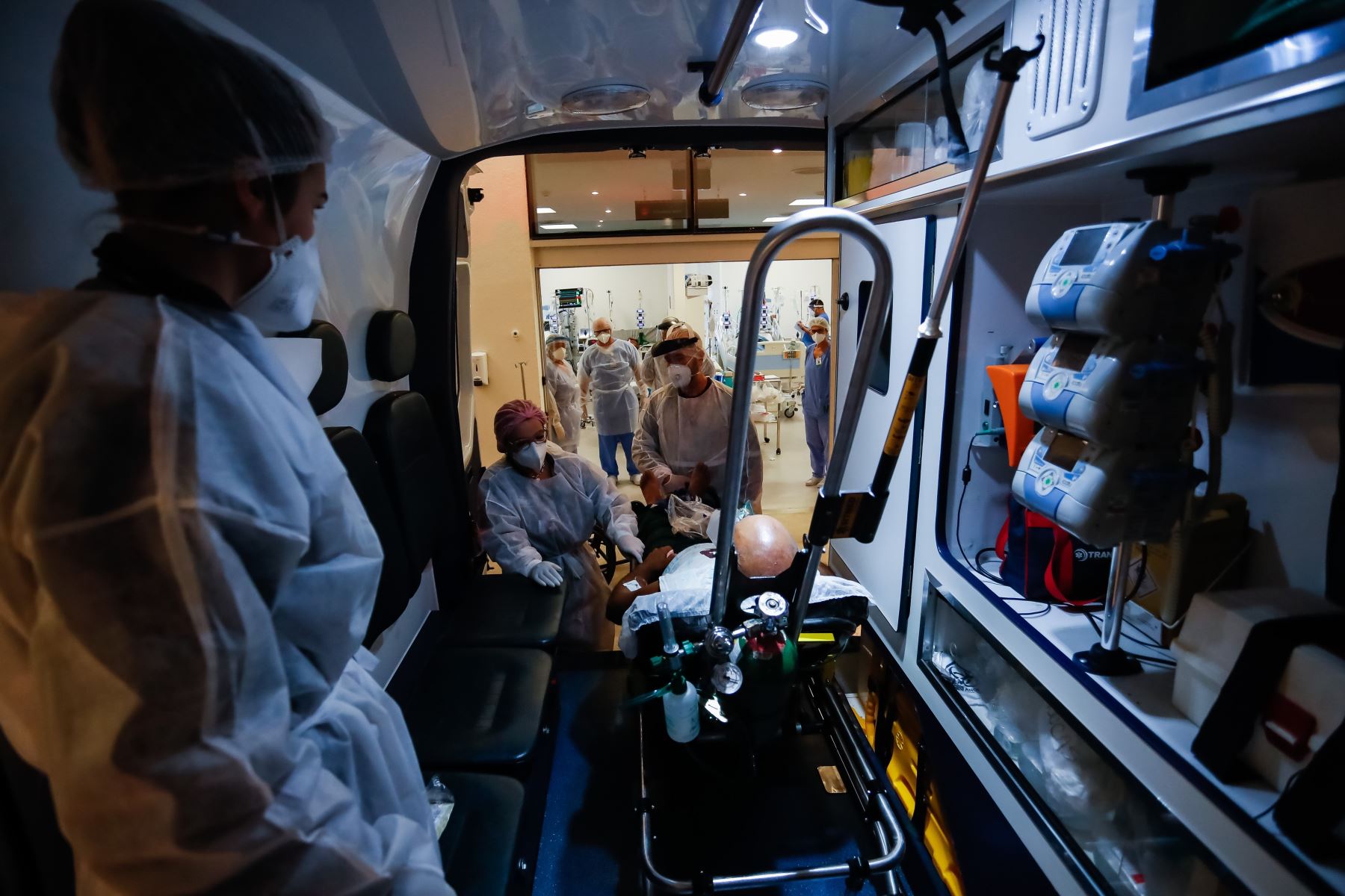Personal médico transporta a un paciente en ambulancia  en la Unidad de Cuidados Intensivos (UCI) del hospital de Clínicas, en Porto Alegre ,Brasil). 
Foto: EFE