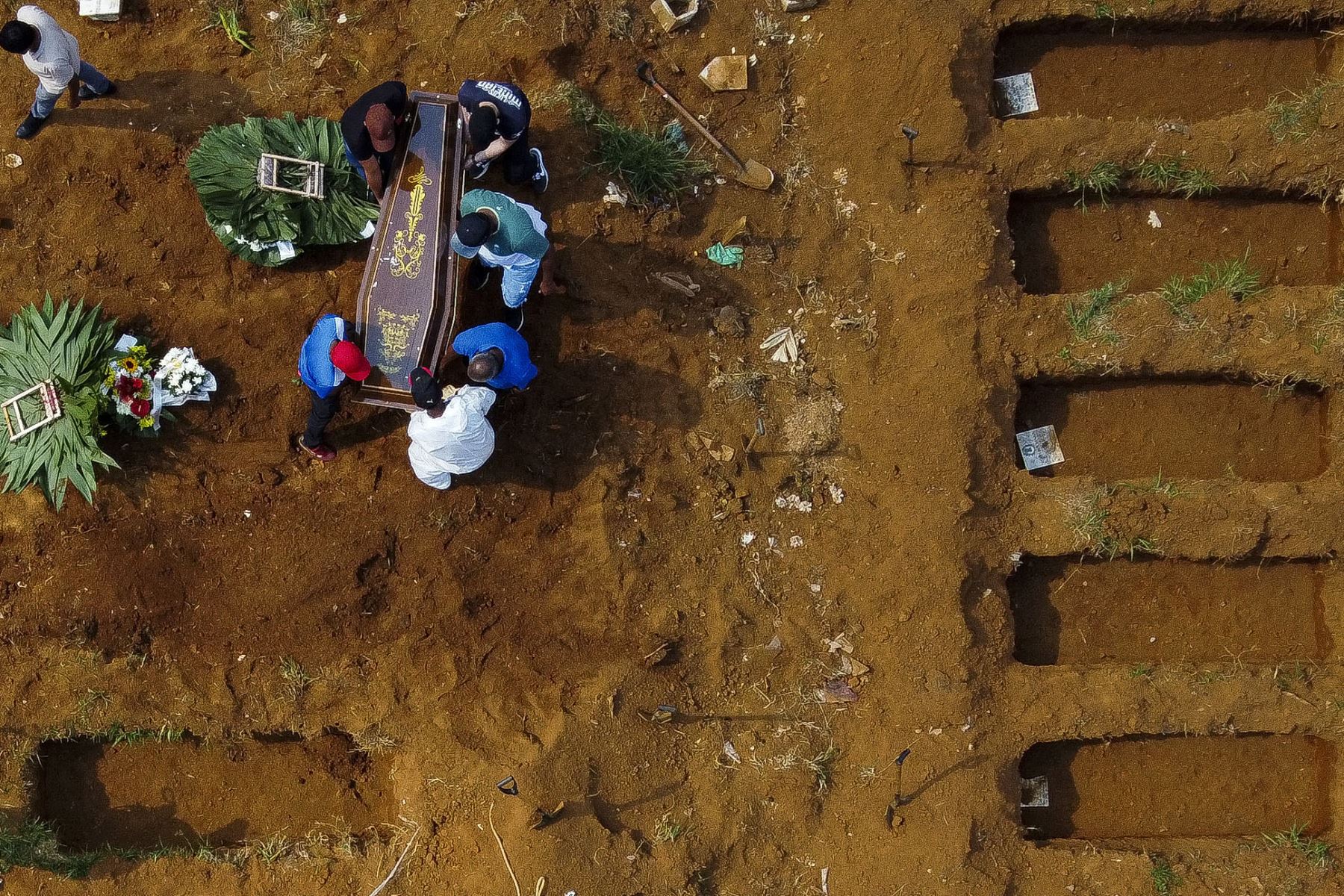 Vista aérea de un entierro en el cementerio de Vila Formosa durante la pandemia del coronavirus covid-19, en Sao Paulo, Brasil. La cifra diaria de muertos por covid-19 en Brasil superó los 3.000 por primera vez el martes como el más difícil. 
Foto: AFP