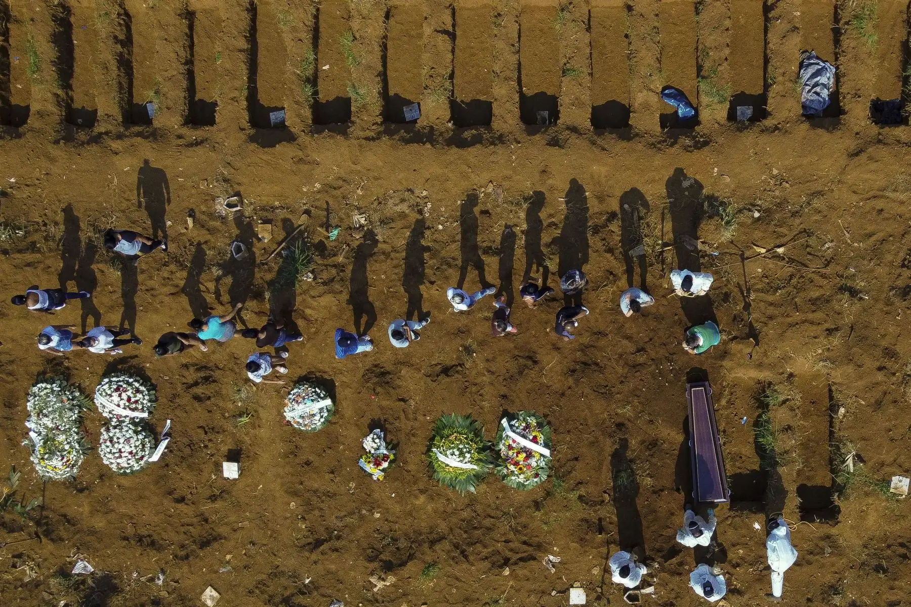 Vista aérea de un entierro en el cementerio de Vila Formosa durante la pandemia del coronavirus covid-19, en Sao Paulo, Brasil. La cifra diaria de muertos por covid-19 en Brasil superó los 3.000 por primera vez el martes como el más difícil. 
Foto: AFP