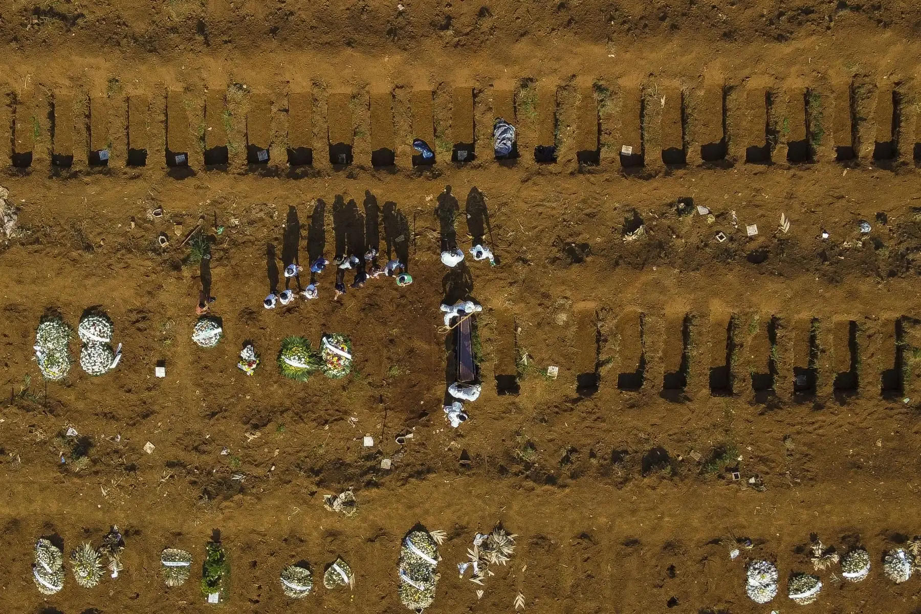 Vista aérea de un entierro en el cementerio de Vila Formosa durante la pandemia del coronavirus covid-19, en Sao Paulo, Brasil. La cifra diaria de muertos por covid-19 en Brasil superó los 3.000 por primera vez el martes como el más difícil. 
Foto: AFP
