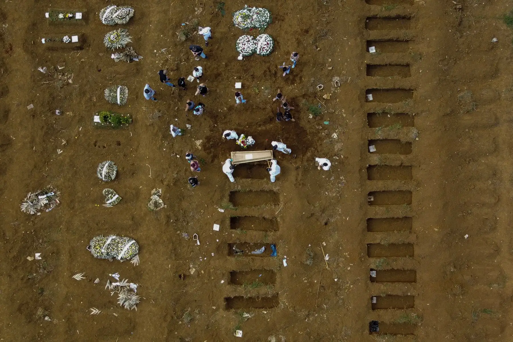 Vista aérea de un entierro en el cementerio de Vila Formosa durante la pandemia del coronavirus covid-19, en Sao Paulo, Brasil. La cifra diaria de muertos por covid-19 en Brasil superó los 3.000 por primera vez el martes como el más difícil. 
Foto: AFP