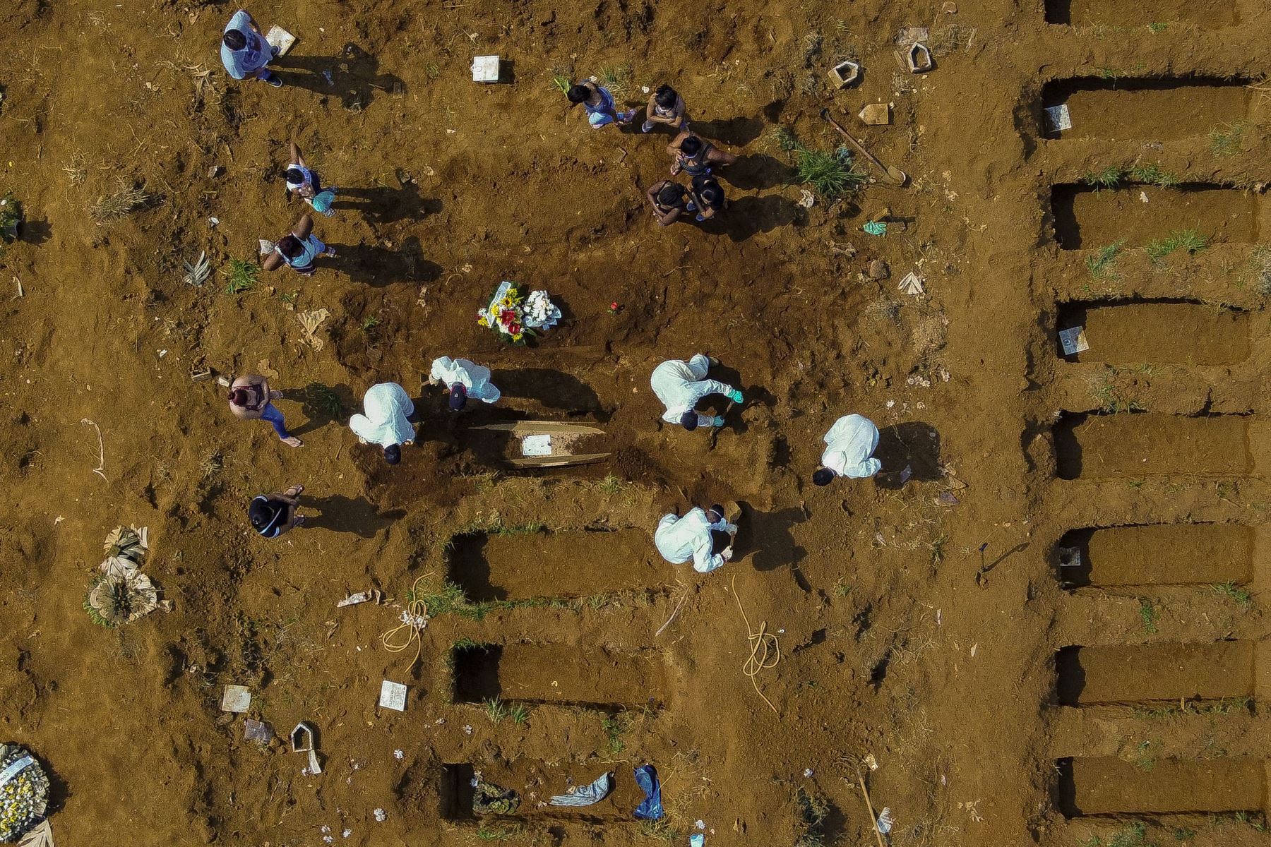 Vista aérea de un entierro en el cementerio de Vila Formosa durante la pandemia del coronavirus covid-19, en Sao Paulo, Brasil. La cifra diaria de muertos por covid-19 en Brasil superó los 3.000 por primera vez el martes como el más difícil. 
Foto: AFP