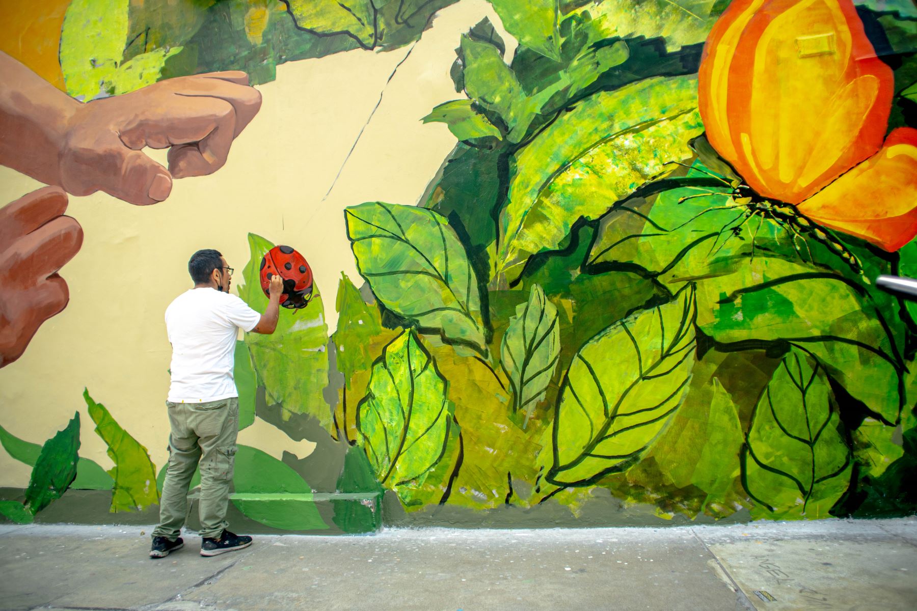 Artista Marko Franco Domenak estrena mural "Momentos".