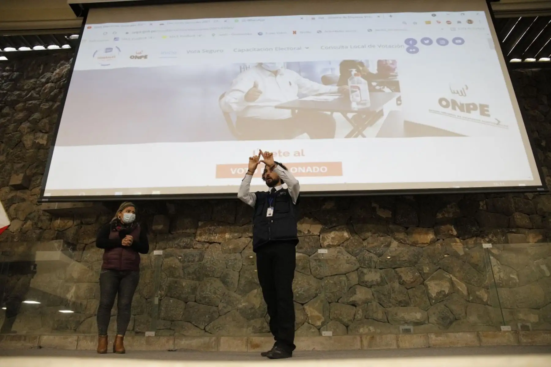 ODPE Urubamba dicta curso para personas con discapacidad auditiva