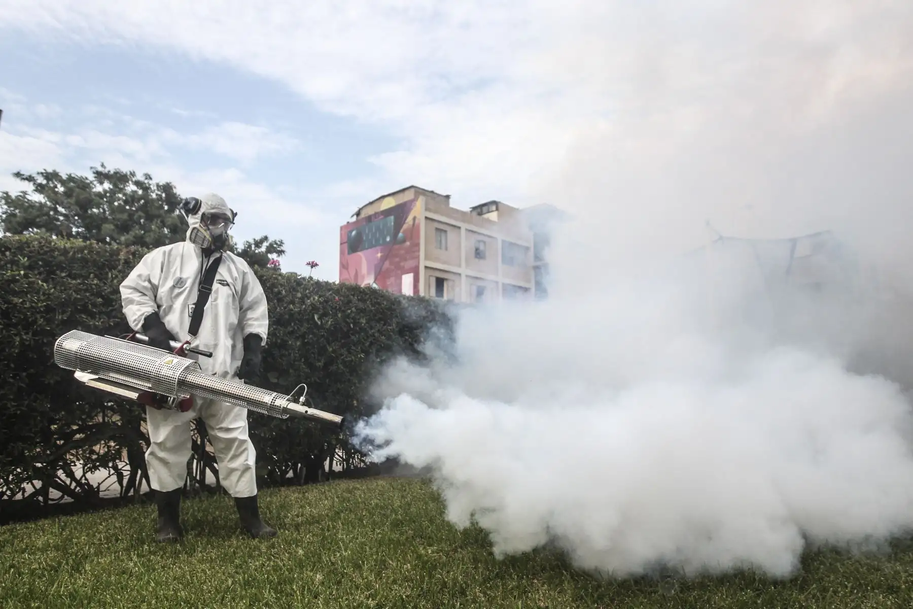 Con el propósito de evitar que proliferen los casos de dengue en el Cercado de Lima, el Ministerio de Salud, en coordinación con la Dirección de Redes Integradas de Lima Centro, continúa con labores de fumigación en la Unidad Vecinal de Mirones en el Cercado de Lima. Foto: ANDINA/Carla Patiño Ramírez
