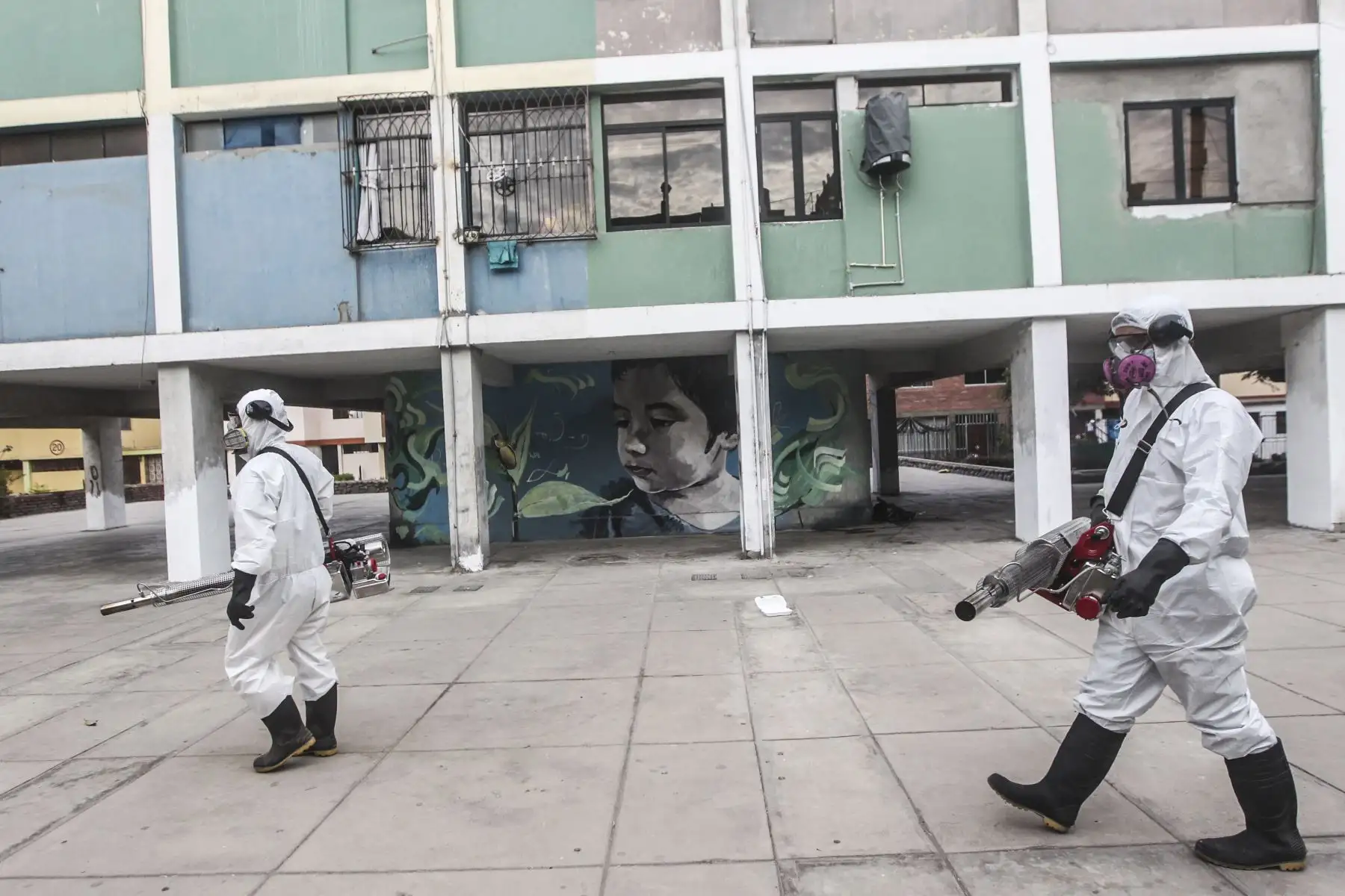 Con el propósito de evitar que proliferen los casos de dengue en el Cercado de Lima, el Ministerio de Salud, en coordinación con la Dirección de Redes Integradas de Lima Centro, continúa con labores de fumigación en la Unidad Vecinal de Mirones en el Cercado de Lima. Foto: ANDINA/Carla Patiño Ramírez
