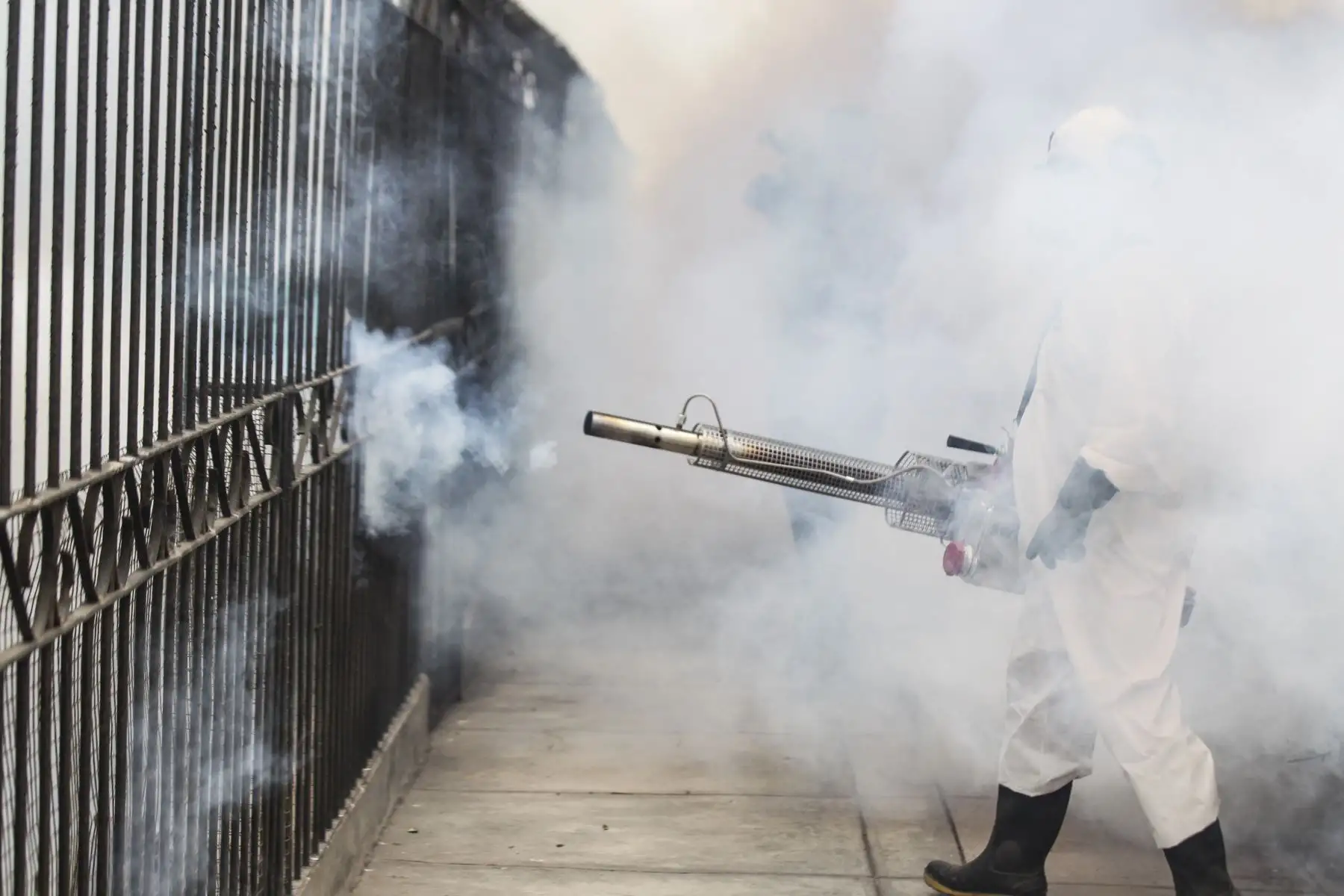 Con el propósito de evitar que proliferen los casos de dengue en el Cercado de Lima, el Ministerio de Salud, en coordinación con la Dirección de Redes Integradas de Lima Centro, continúa con labores de fumigación en la Unidad Vecinal de Mirones en el Cercado de Lima. Foto: ANDINA/Carla Patiño Ramírez