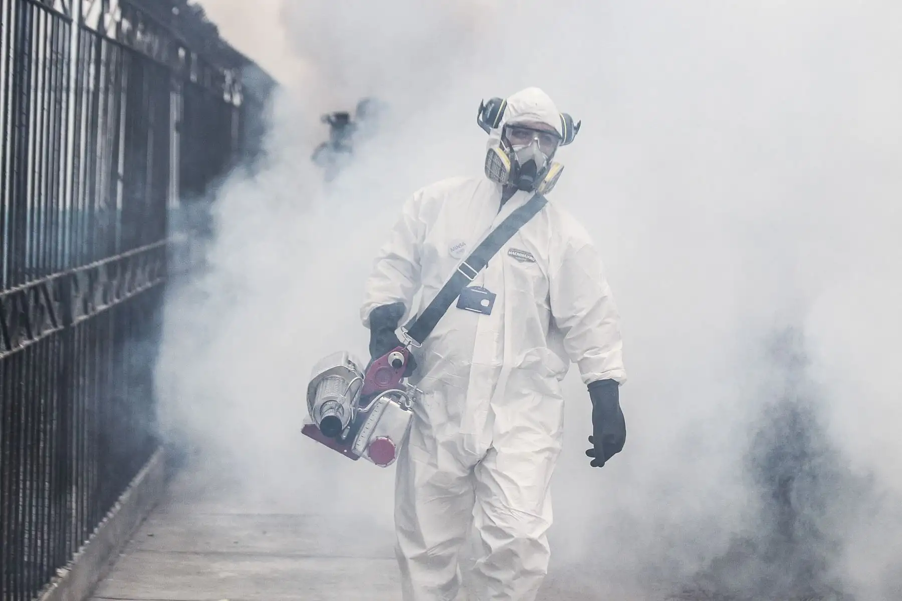 Con el propósito de evitar que proliferen los casos de dengue en el Cercado de Lima, el Ministerio de Salud, en coordinación con la Dirección de Redes Integradas de Lima Centro, continúa con labores de fumigación en la Unidad Vecinal de Mirones en el Cercado de Lima. Foto: ANDINA/Carla Patiño Ramírez