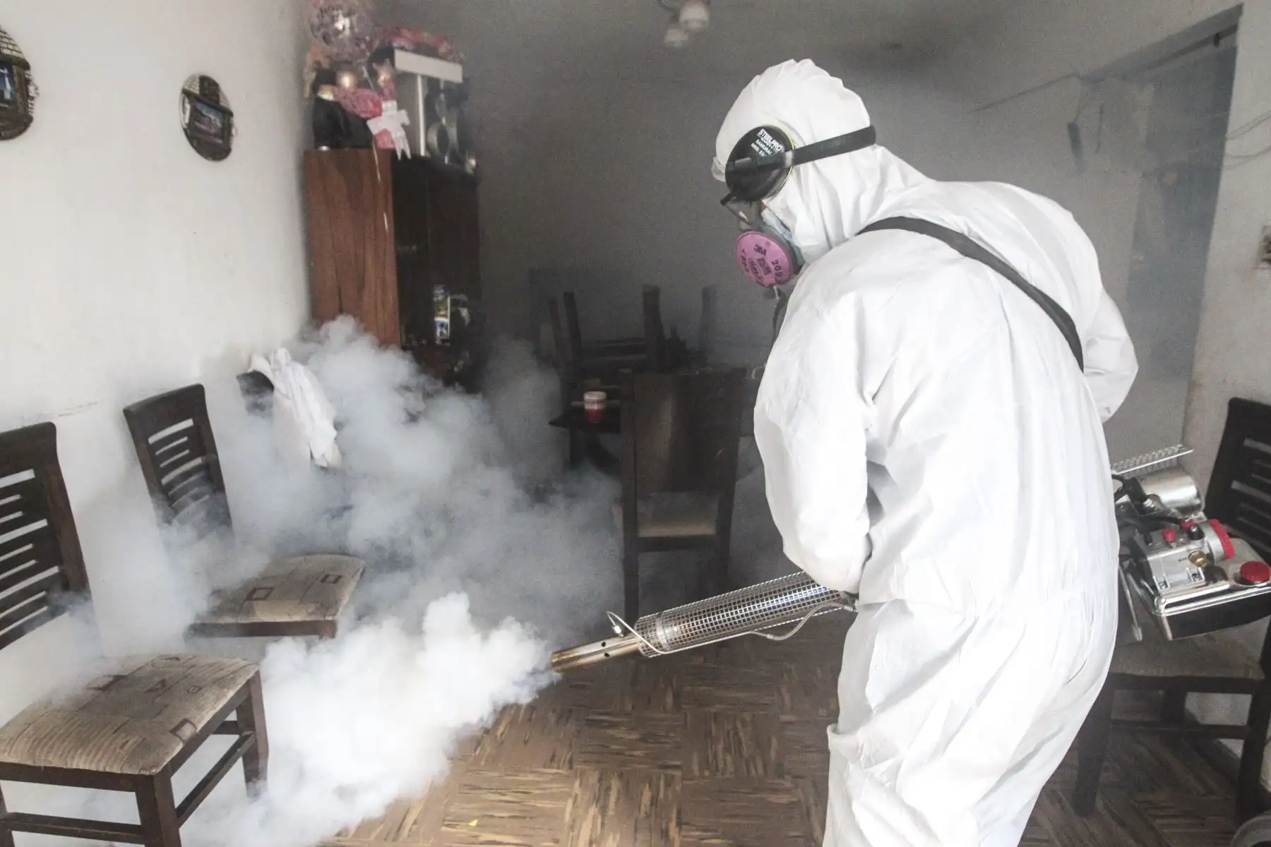 Con el propósito de evitar que proliferen los casos de dengue en el Cercado de Lima, el Ministerio de Salud, en coordinación con la Dirección de Redes Integradas de Lima Centro, continúa con labores de fumigación en la Unidad Vecinal de Mirones en el Cercado de Lima. Foto: ANDINA/Carla Patiño Ramírez