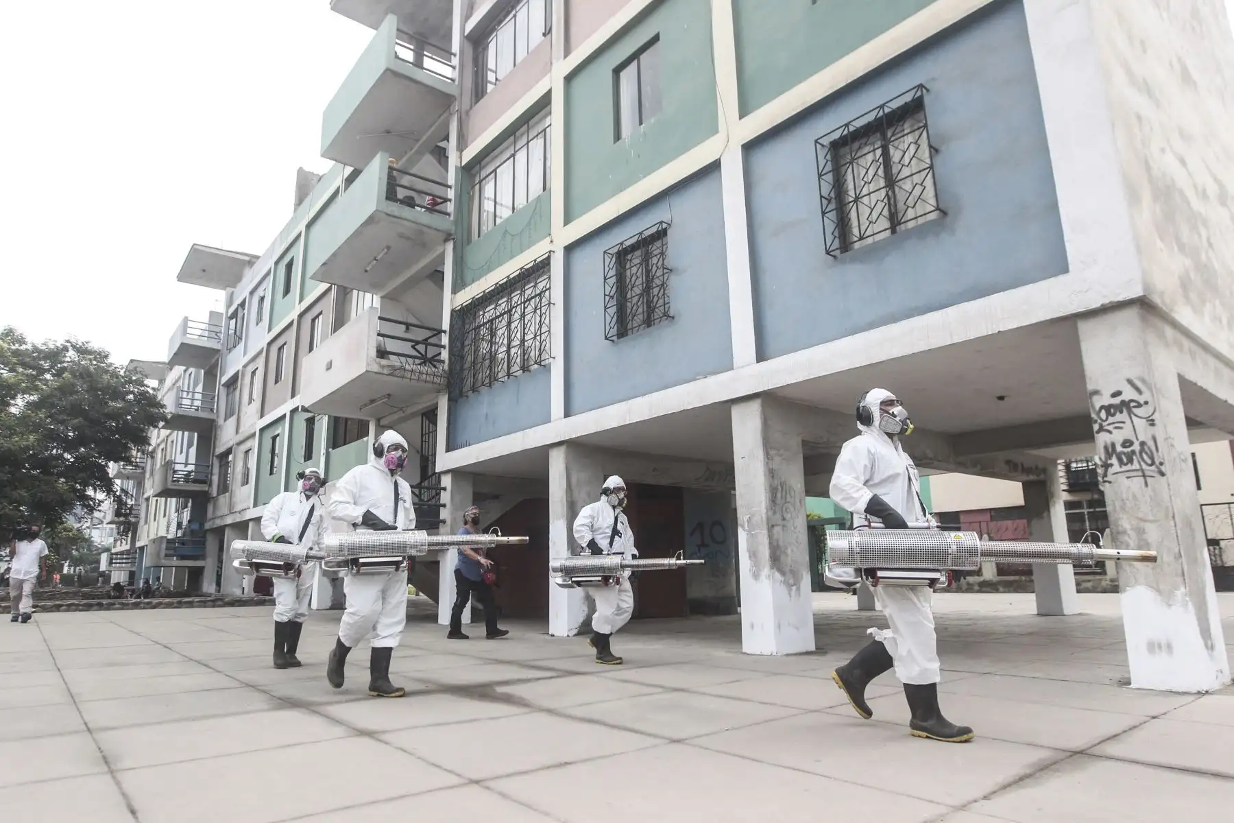 Con el propósito de evitar que proliferen los casos de dengue en el Cercado de Lima, el Ministerio de Salud, en coordinación con la Dirección de Redes Integradas de Lima Centro, continúa con labores de fumigación en la Unidad Vecinal de Mirones en el Cercado de Lima. Foto: ANDINA/Carla Patiño Ramírez