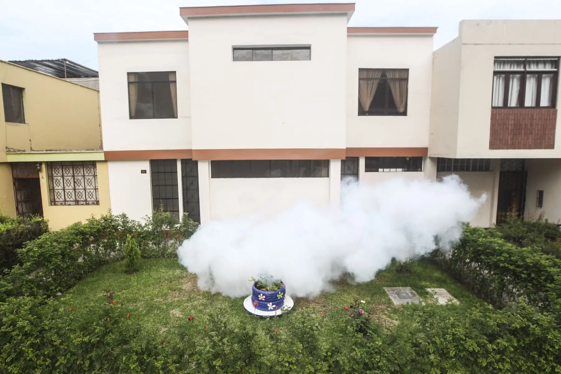 Con el propósito de evitar que proliferen los casos de dengue en el Cercado de Lima, el Ministerio de Salud, en coordinación con la Dirección de Redes Integradas de Lima Centro, continúa con labores de fumigación en la Unidad Vecinal de Mirones en el Cercado de Lima. Foto: ANDINA/Carla Patiño Ramírez