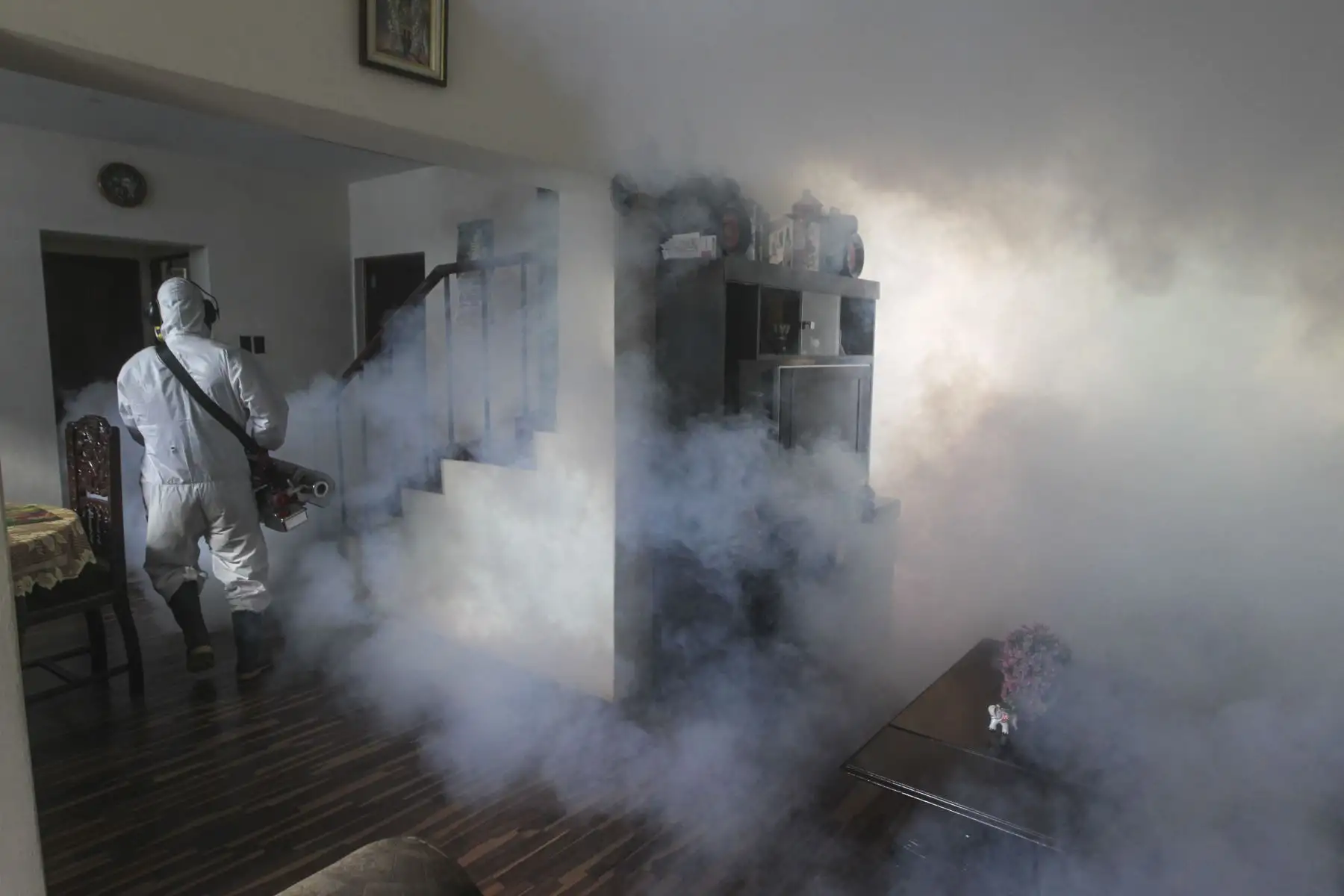Con el propósito de evitar que proliferen los casos de dengue en el Cercado de Lima, el Ministerio de Salud, en coordinación con la Dirección de Redes Integradas de Lima Centro, continúa con labores de fumigación en la Unidad Vecinal de Mirones en el Cercado de Lima. Foto: ANDINA/Carla Patiño Ramírez