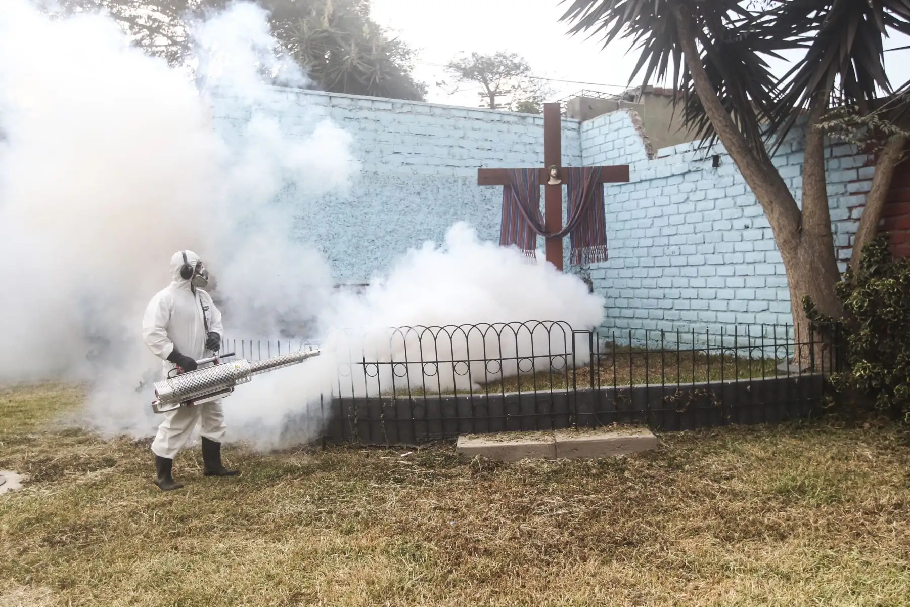 Con el propósito de evitar que proliferen los casos de dengue en el Cercado de Lima, el Ministerio de Salud, en coordinación con la Dirección de Redes Integradas de Lima Centro, continúa con labores de fumigación en la Unidad Vecinal de Mirones en el Cercado de Lima. Foto: ANDINA/Carla Patiño Ramírez