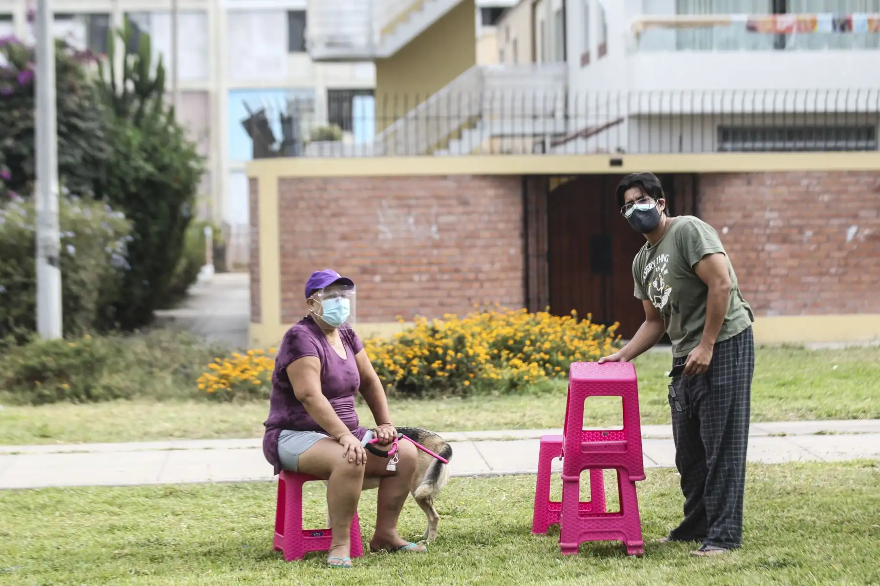 Con el propósito de evitar que proliferen los casos de dengue en el Cercado de Lima, el Ministerio de Salud, en coordinación con la Dirección de Redes Integradas de Lima Centro, continúa con labores de fumigación en la Unidad Vecinal de Mirones en el Cercado de Lima. Foto: ANDINA/Carla Patiño Ramírez