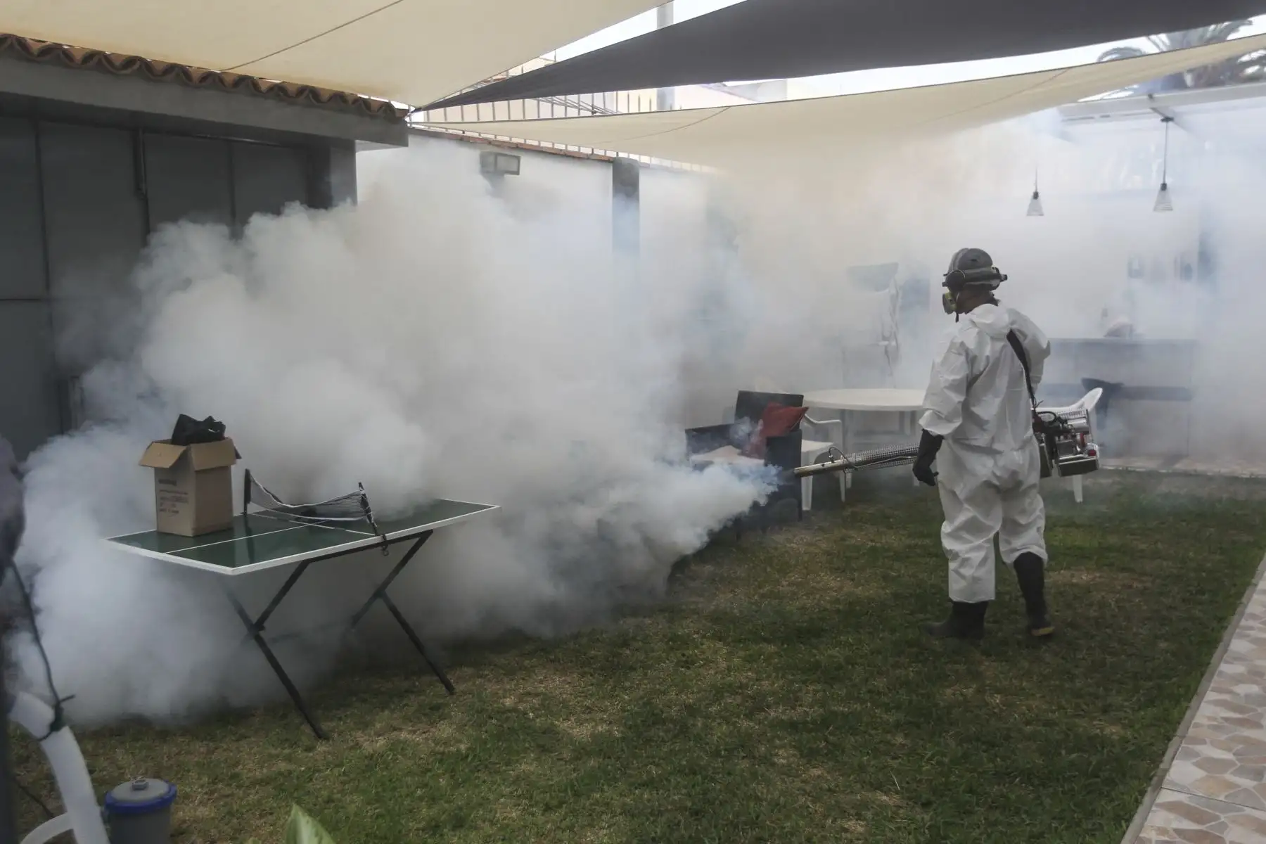 Con el propósito de evitar que proliferen los casos de dengue en el Cercado de Lima, el Ministerio de Salud, en coordinación con la Dirección de Redes Integradas de Lima Centro, continúa con labores de fumigación en la Unidad Vecinal de Mirones en el Cercado de Lima. Foto: ANDINA/Carla Patiño Ramírez