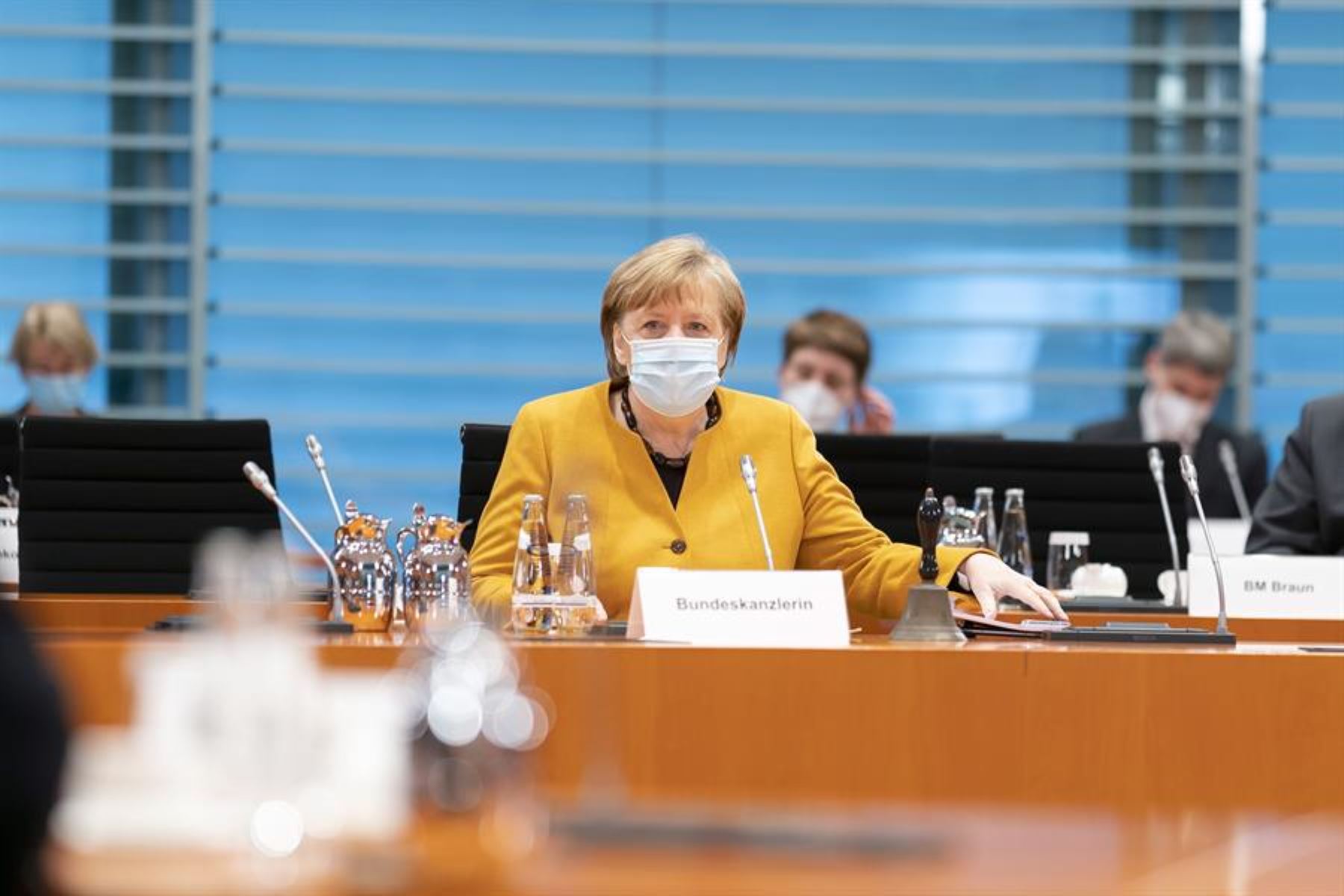 Merkel anula paro por Semana Santa y dice que fue "error" suyo.