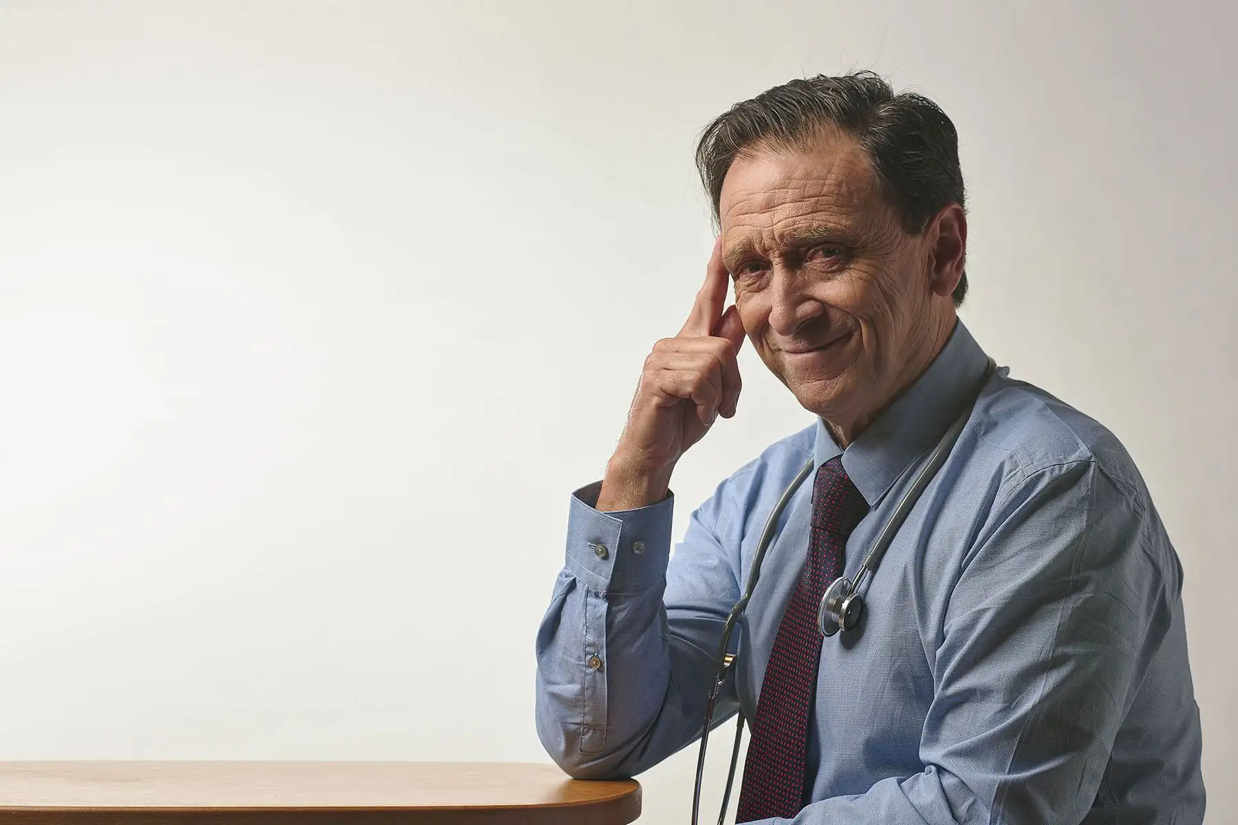 Carlos Glave, candidato al Congreso con el número 27 de Juntos por el Perú