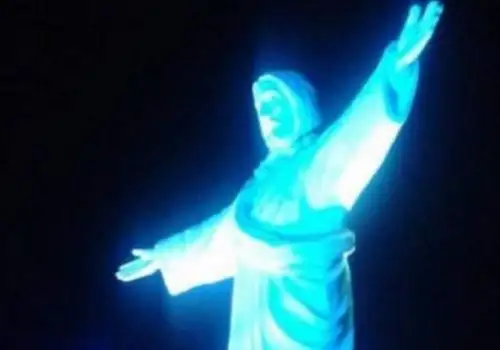 La efigie del Cristo Blanco, construida en 1945 en la Ciudad Imperial, fue iluminada por el Día del Agua 2021. Foto: Autoridad Nacional del Agua