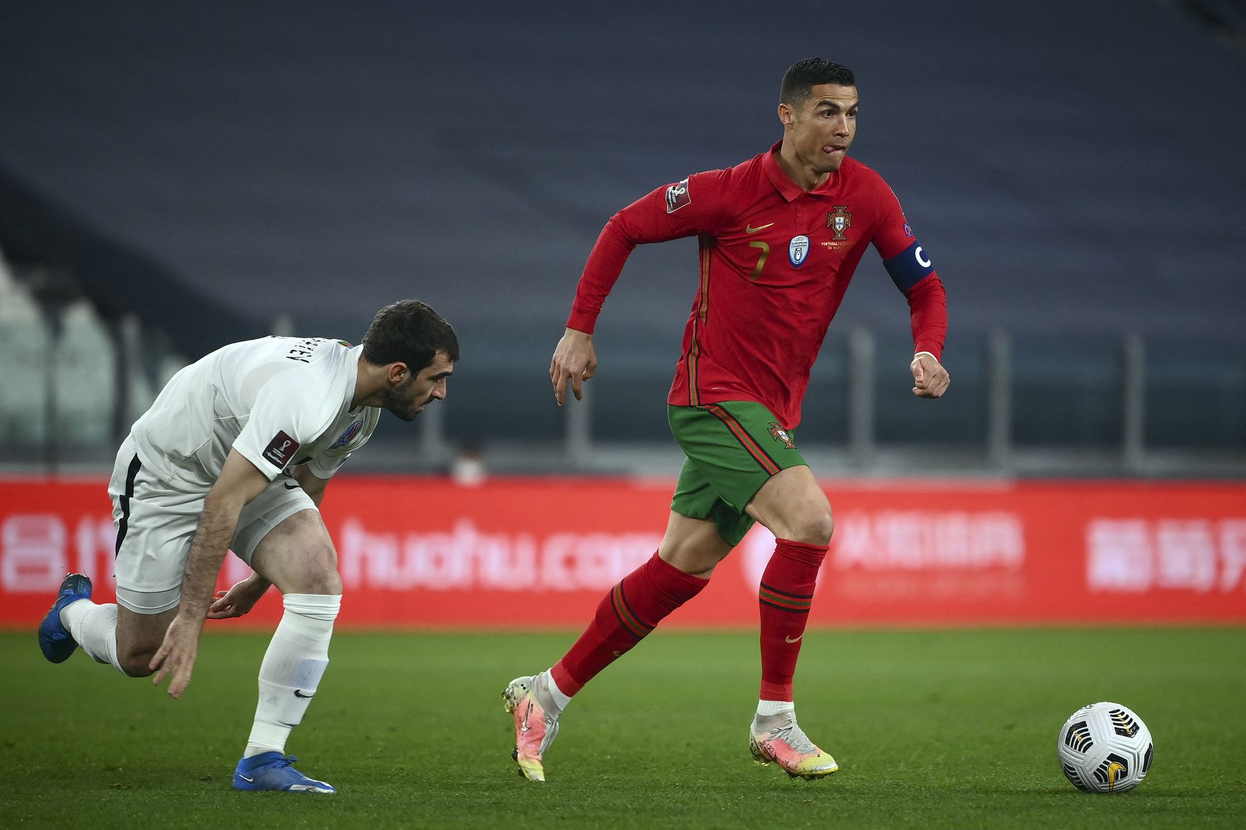 El centrocampista de Azerbaiyán Vugar Mustafayev compite con el delantero portugués Cristiano Ronaldo durante el partido de clasificación de la Copa Mundial de la FIFA Qatar 2022. Foto: AFP