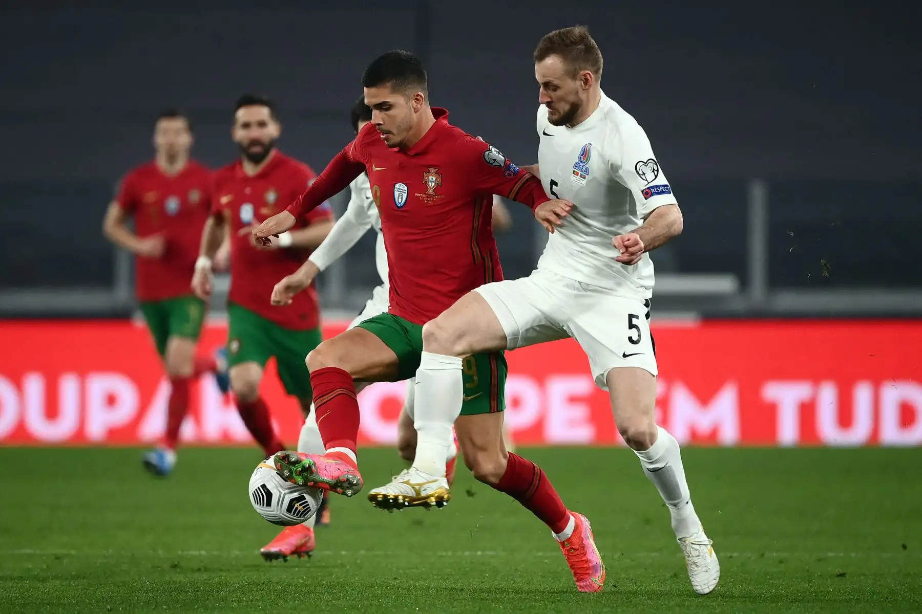 El delantero de Portugal Andre Silva compite con el defensor de Azerbaiyán Maksim Medvedev durante el partido de fútbol de clasificación para la Copa Mundial de la FIFA Qatar 2022. Foto: AFP El delantero de Portugal Andre Silva compite con el defensor de Azerbaiyán Maksim Medvedev durante el partido de fútbol de clasificación para la Copa Mundial de la FIFA Qatar 2022. Foto: AFP
