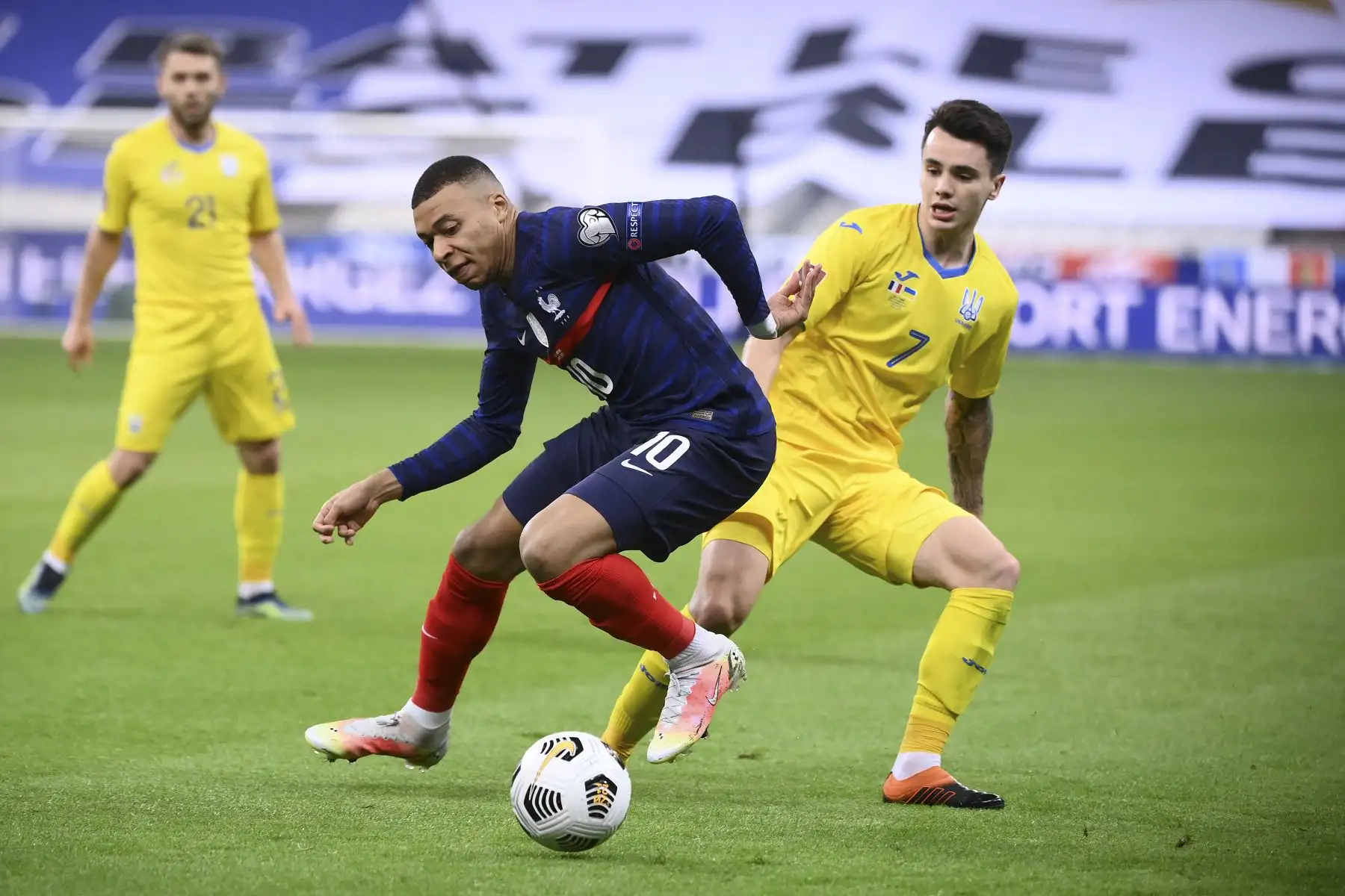 El delantero francés Kylian Mbappé compite con el mediocampista ucraniano Mykola Shaparenko durante el partido de clasificación para la Copa Mundial de la FIFA Qatar 2022. Foto: AFP