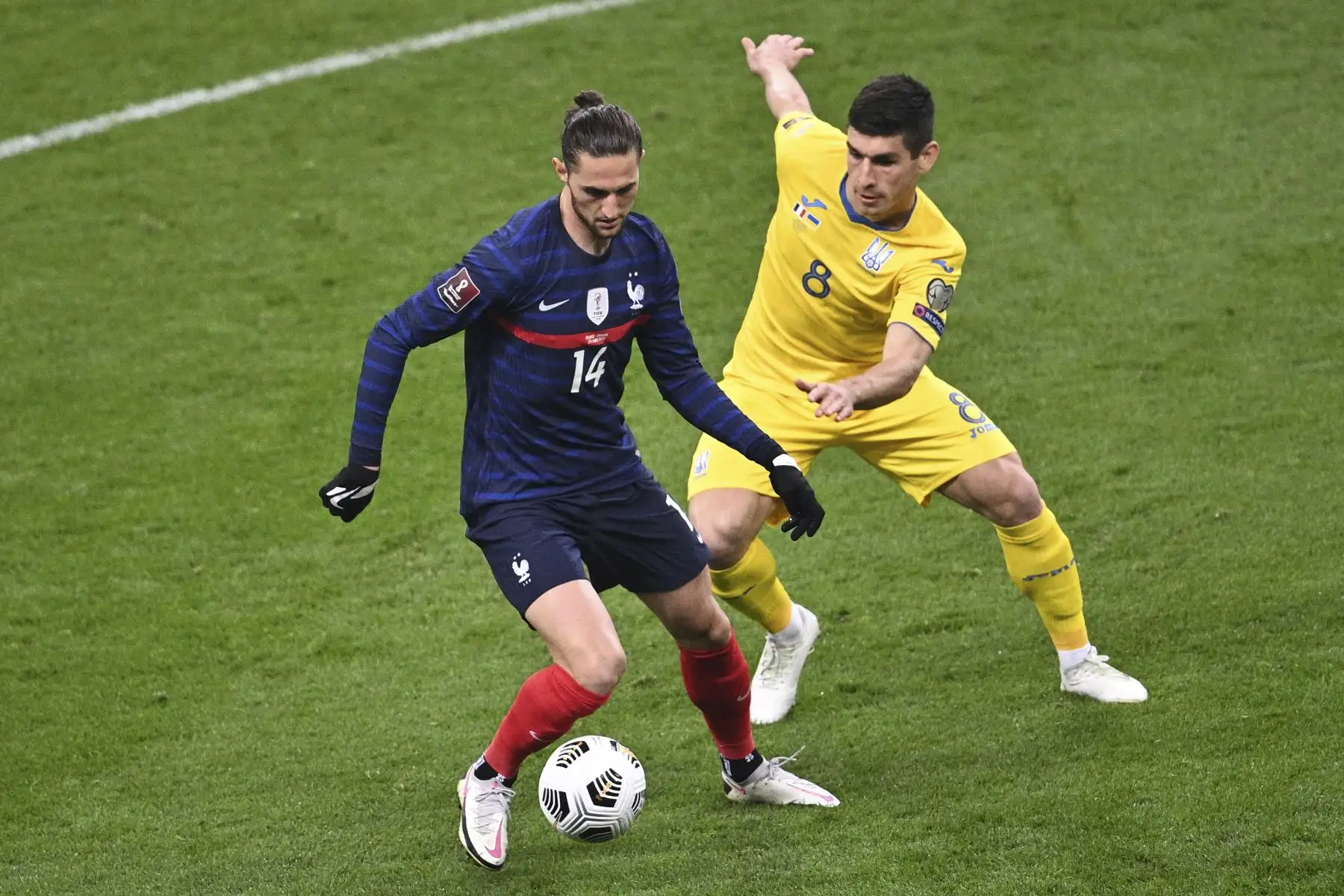 El mediocampista francés Adrien Rabiot compite con el mediocampista ucraniano Ruslan Malinovskyi durante el partido de clasificación para la Copa Mundial de la FIFA Qatar 2022. Foto: AFP