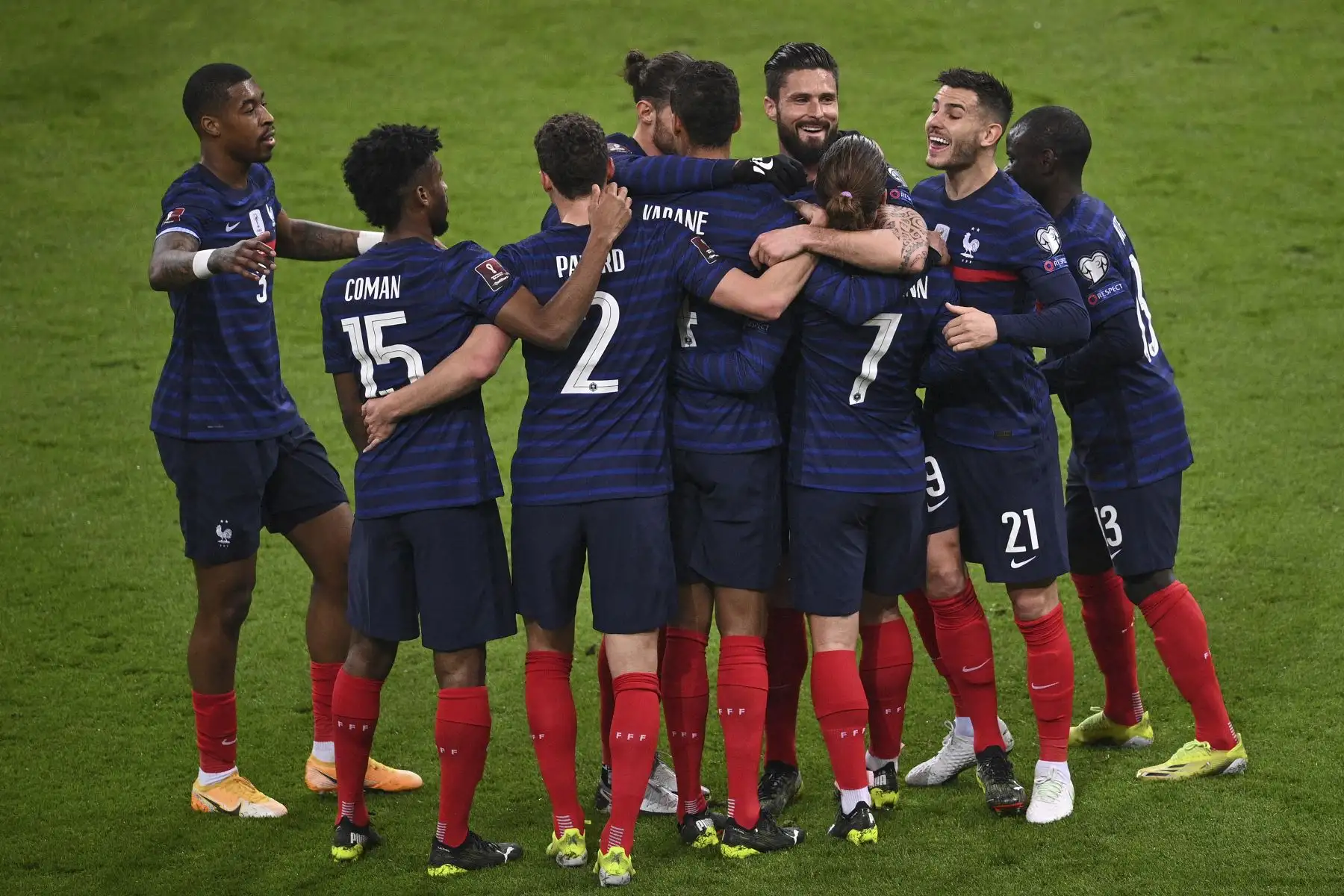 El delantero francés Antoine Griezmann celebra junto a sus compañeros de equipo después de marcar un gol durante el partido de fútbol de clasificación para la Copa Mundial de la FIFA Qatar 2022. Foto: AFP