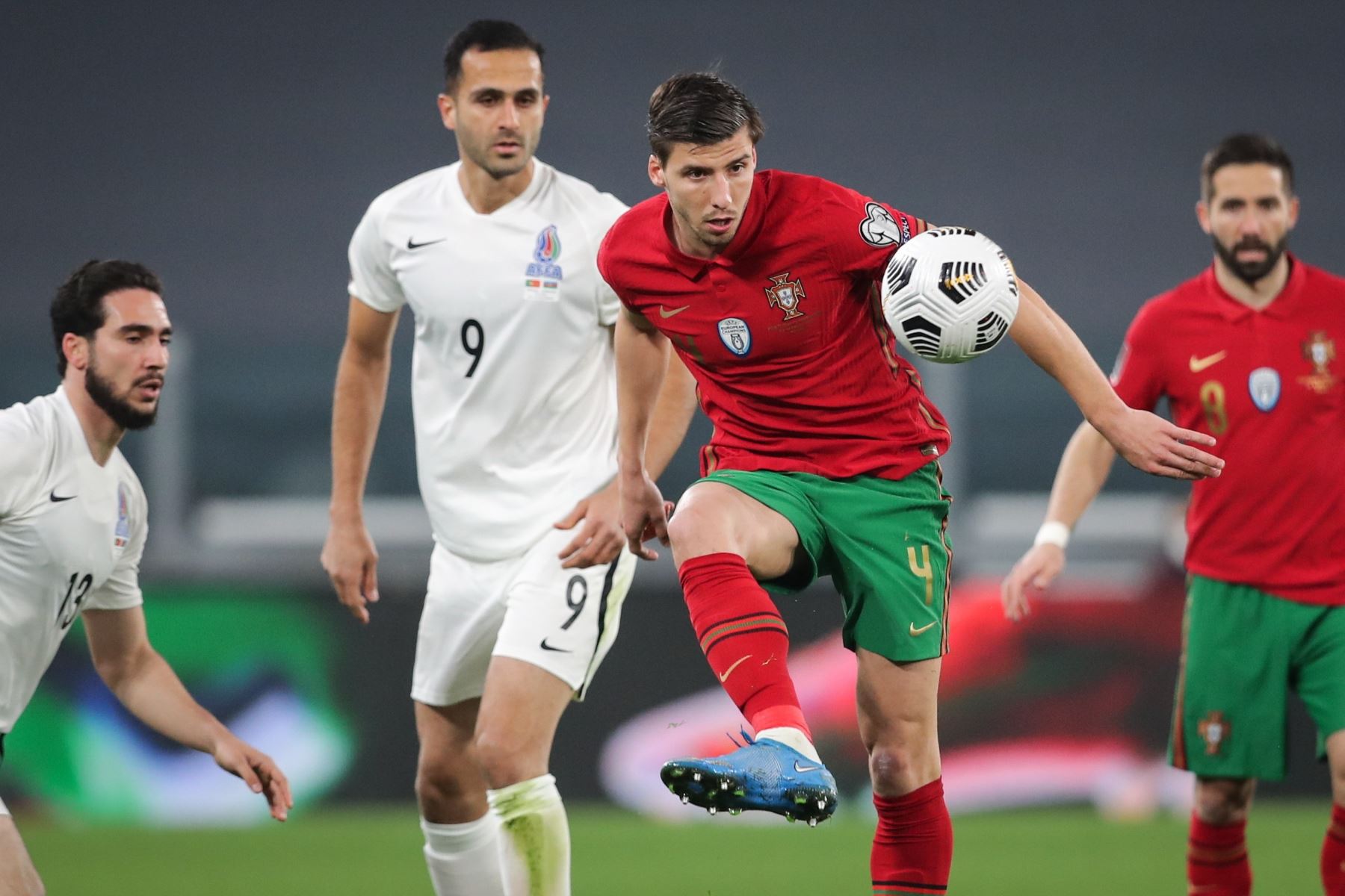 El portugués Ruben Dias lucha por el balón con el azerbaiyano Ali Ghorbani durante el partido clasificatorio del Grupo A de la Copa Mundial de la FIFA Qatar 2022. Foto: EFE