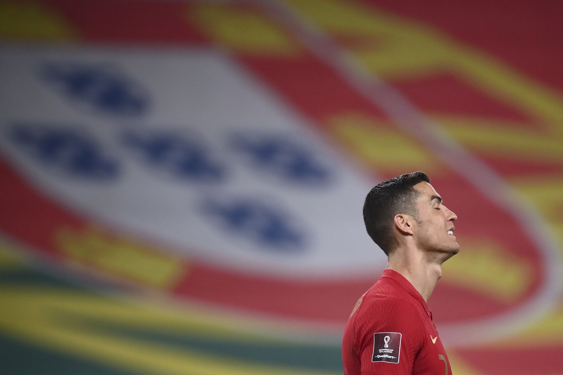 El delantero portugués Cristiano Ronaldo reacciona durante el partido de fútbol de clasificación para la Copa Mundial de la FIFA Qatar 2022. Foto: AFP