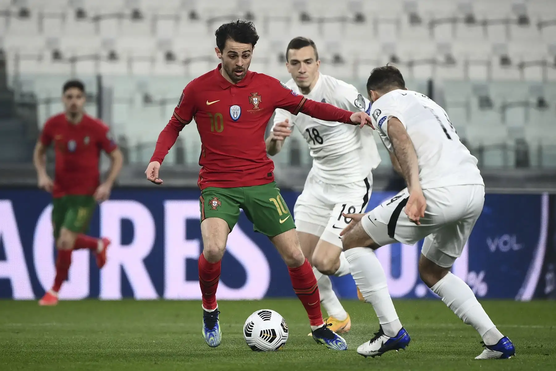 El delantero de Portugal Bernardo Silvacompite con el defensor de Azerbaiyán Elvin Badalov durante el partido de clasificación de la Copa Mundial de la FIFA Qatar 2022. Foto: AFP El delantero de Portugal Bernardo Silvacompite con el defensor de Azerbaiyán Elvin Badalov durante el partido de clasificación de la Copa Mundial de la FIFA Qatar 2022. Foto: AFP