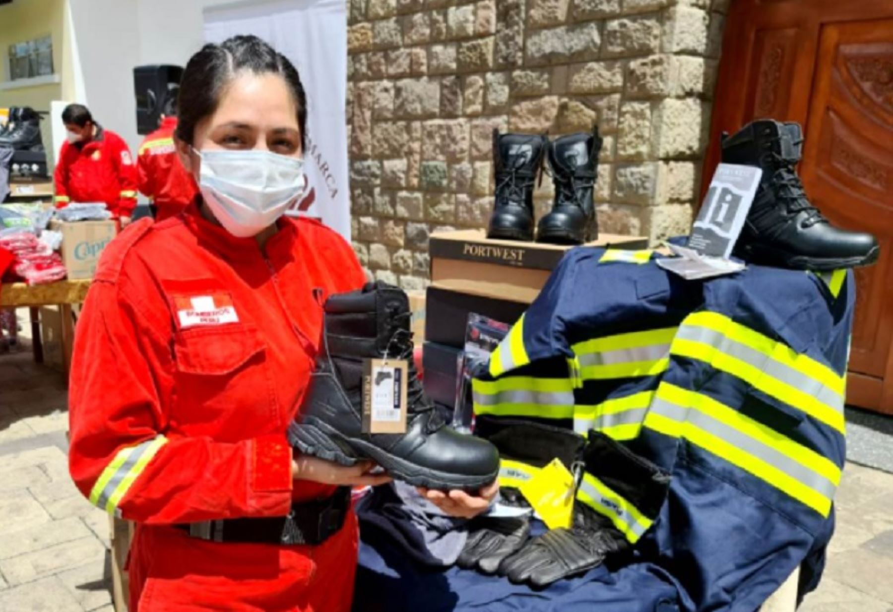 Las compañías de bomberos de Cajamarca, Celendín y Los Baños del Inca fueron beneficiadas con la donación de equipos especiales para atender incendios forestales y emergencias, gracias a la colecta pública “El sol sale para los bomberos” que organizó Caritas y la municipalidad provincial de Cajamarca, en octubre y noviembre del año pasado.