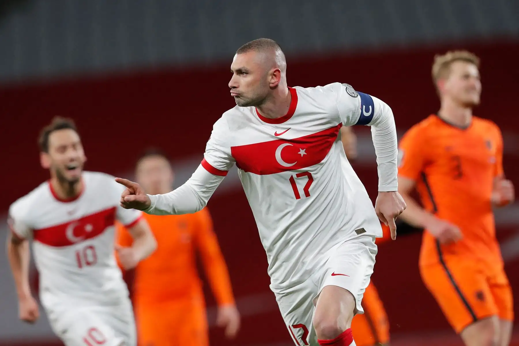 El delantero turco Burak Yilmaz celebra tras anotar su segundo gol durante el partido de clasificación del Grupo G para la Copa Mundial de la FIFA Qatar 2022. Foto: AFP