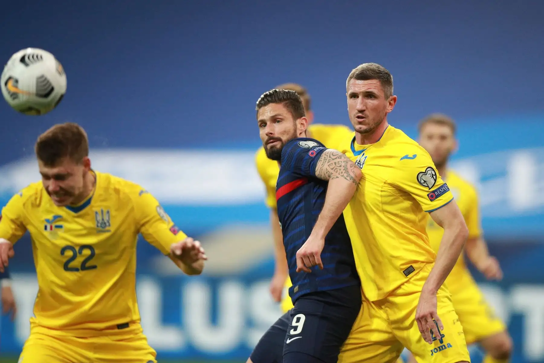 Olivier Giroud de Francia y Serhiy Kryvtsov de Ucrania en acción durante la clasificación para la Copa Mundial de la FIFA 2022. Foto: EFE