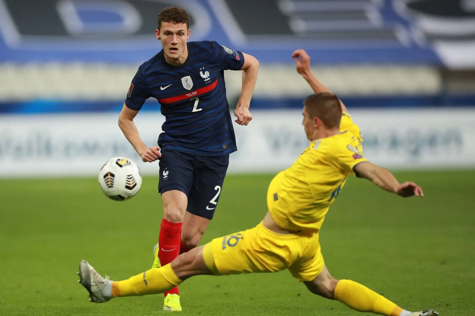Benjamin Pavard de Francia y Vitaliy Mykolenko de Ucrania en acción durante el partido de clasificación para la Copa Mundial de la FIFA 2022. Foto: EFE