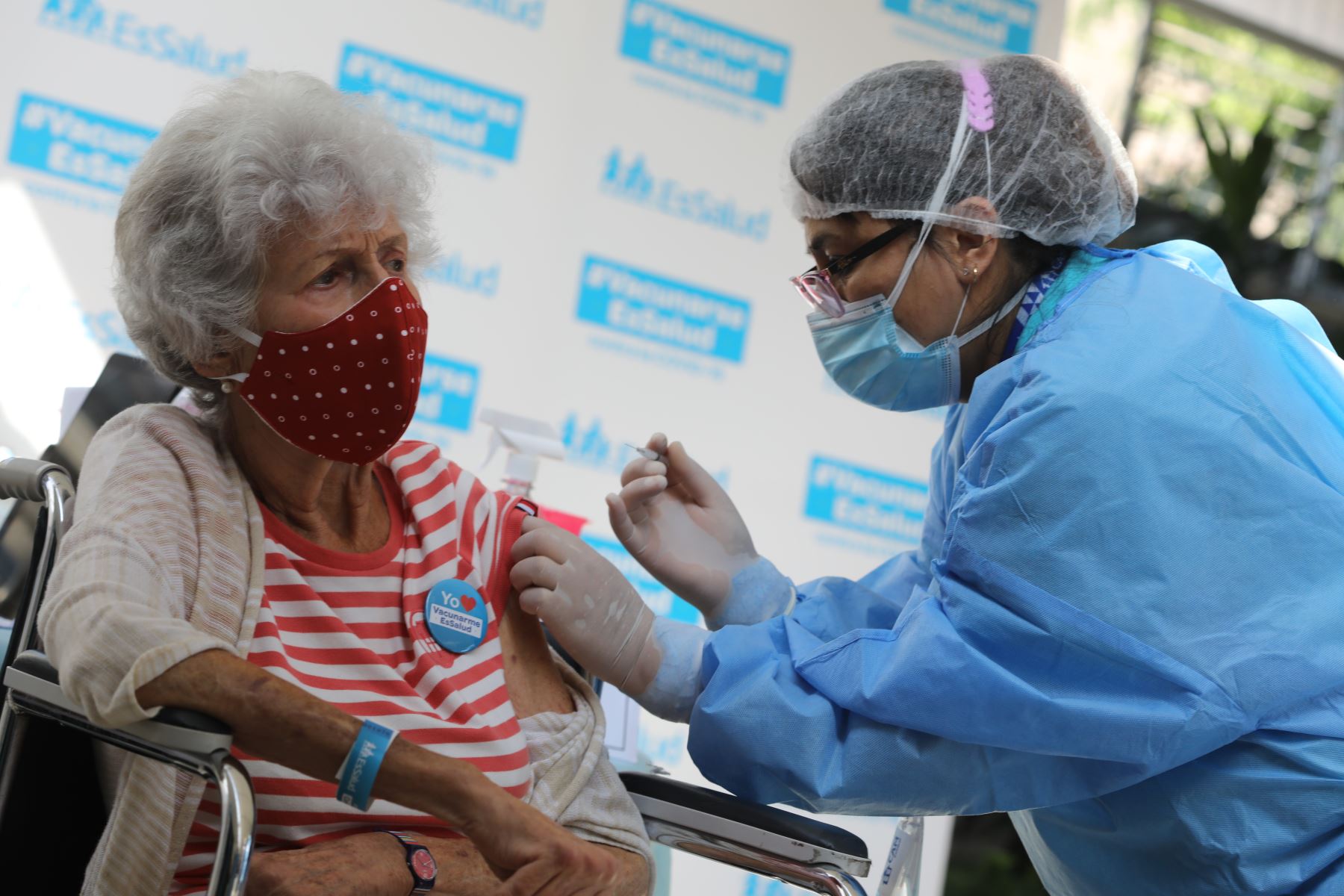 Los adultos mayores que lleven tratamiento médico deben consultar a un especialista 48 horas antes de ser inoculados. Foto: ANDINA/EsSalud