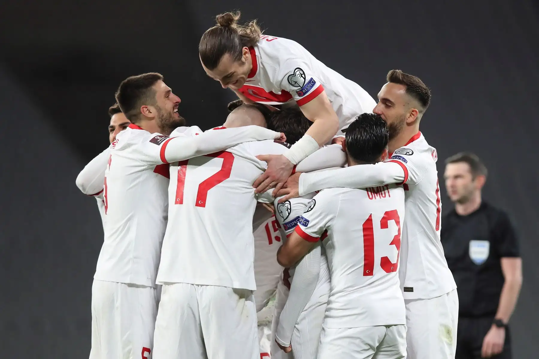 El turco Hakan Calhanoglu celebra con sus compañeros tras marcar un gol durante el partido de clasificación para la Copa Mundial de la FIFA 2022. Foto: EFE