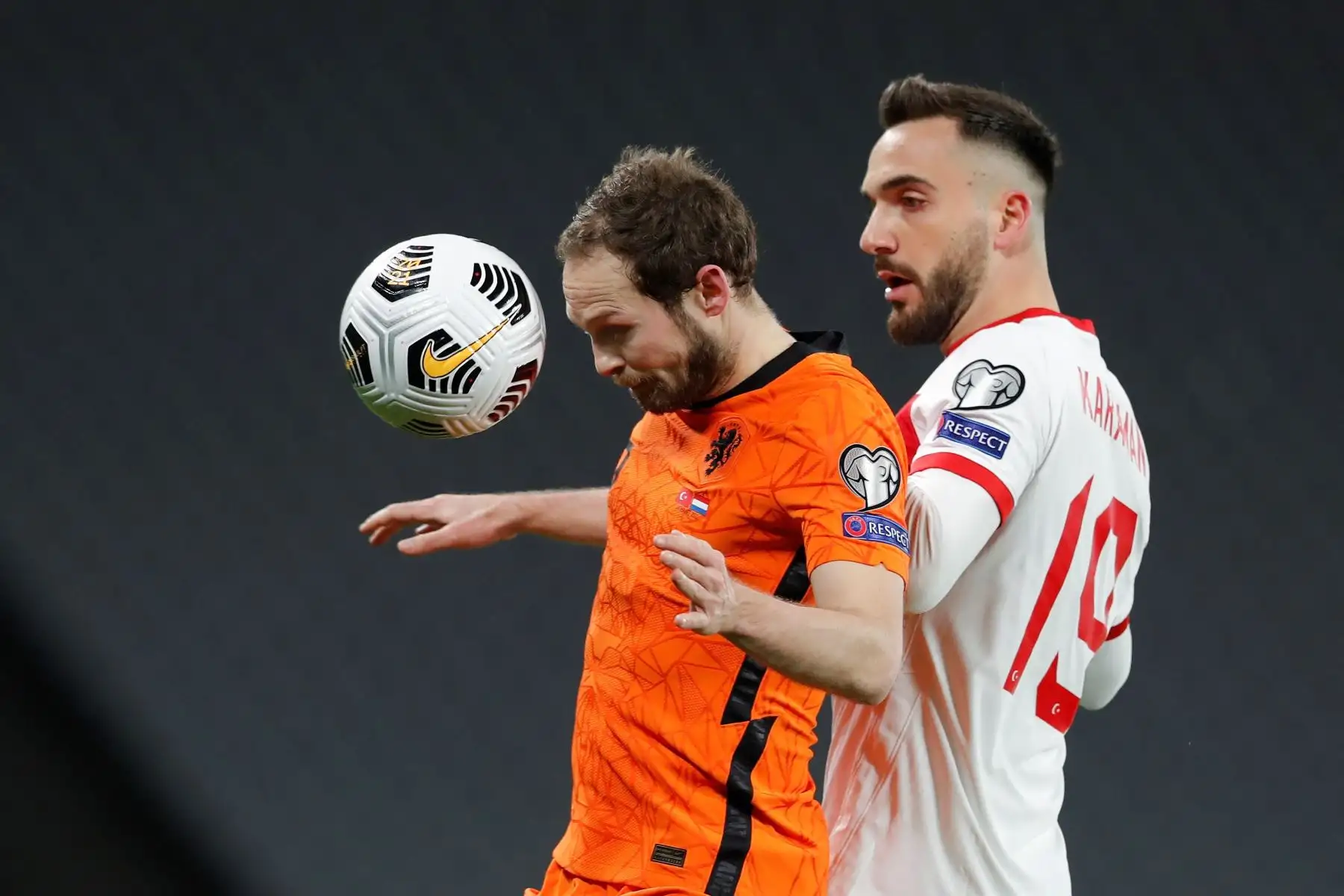 Daley Blind de Holanda en acción contra Kenan Karaman de Turquía durante el partido de clasificación para la Copa Mundial de la FIFA 2022. Foto: EFE