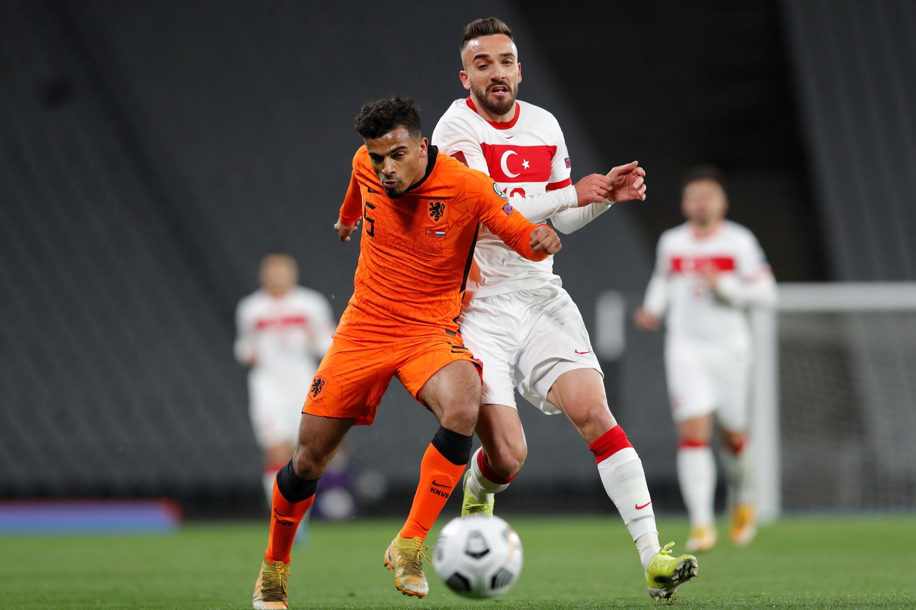 Owen Wijndal de Holanda en acción contra Kenan Karaman de Turquía durante el partido de clasificación para la Copa Mundial de la FIFA 2022. Foto: EFE
