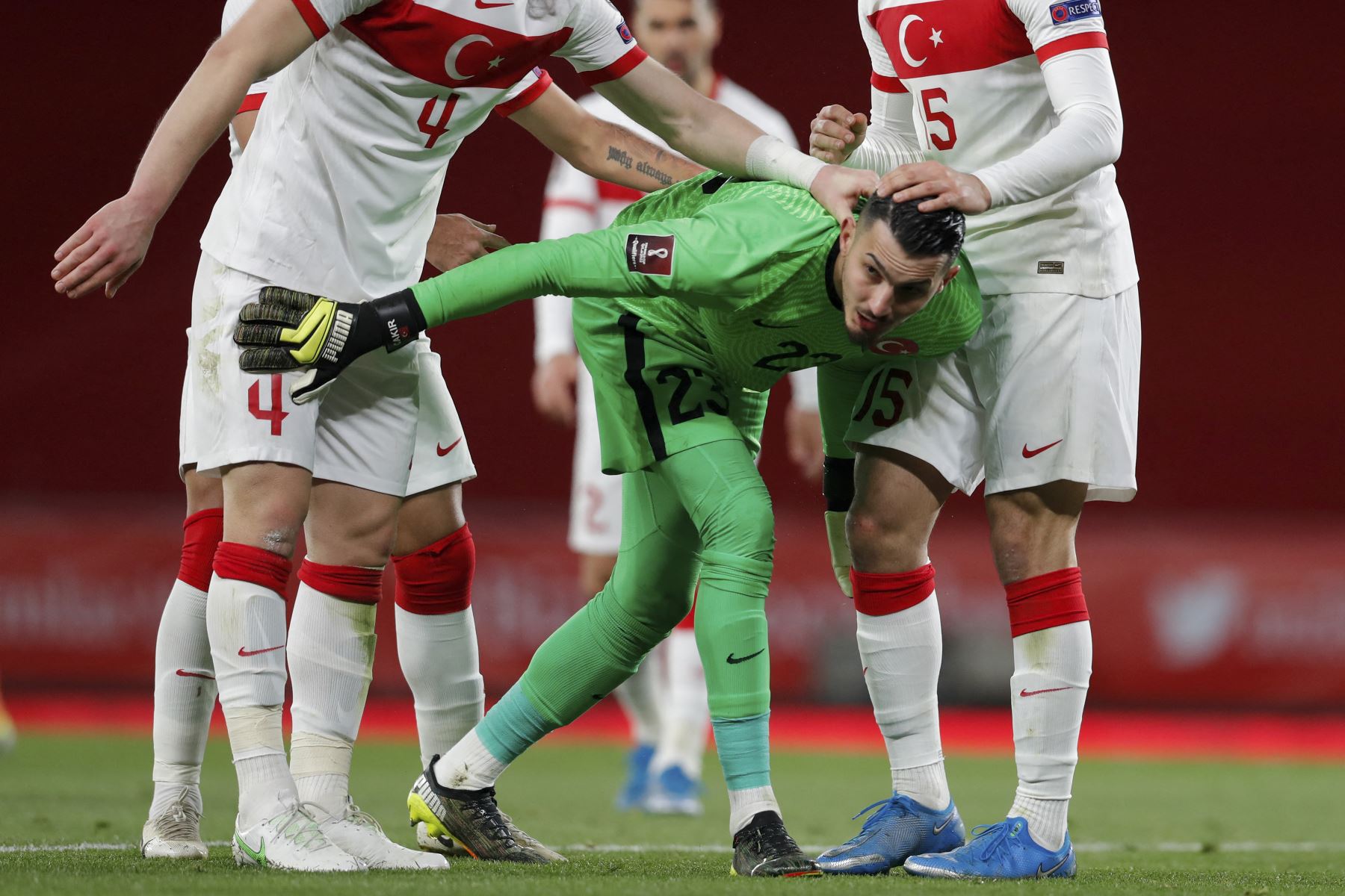El arquero turco Ugurcan Cakir es felicitado por sus compañeros tras salvar un gol en un penalti durante el partido de clasificación del Grupo G para la Copa Mundial de la FIFA Qatar 2022. Foto: AFP