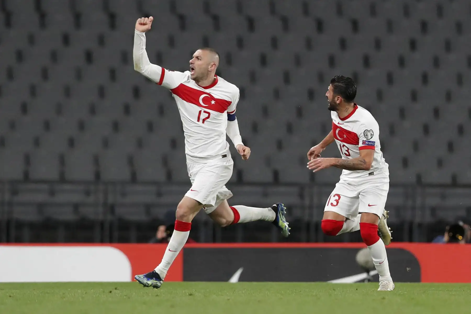 El delantero turco Burak Yilmaz ceelebra con el defensor turco Umut Meras después de anotar el cuarto gol de su equipo durante el partido de clasificación del Grupo G para la Copa Mundial de la FIFA Qatar 2022. Foto: AFP