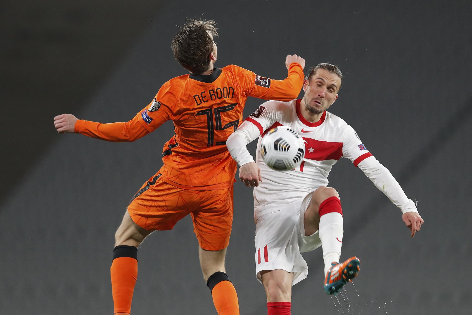 El centrocampista holandés Marten de Roon es desafiado por el delantero turco Yusuf Yazici durante el partido de clasificación del Grupo G para la Copa Mundial de la FIFA Qatar 2022. Foto: AFP