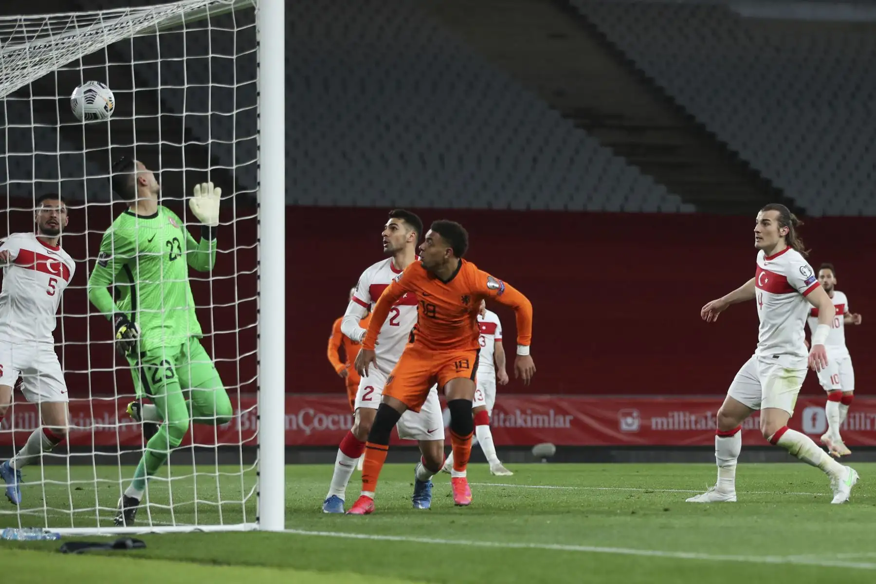 El arquero turco Ugurcan Cakir observa el balón tras un cabezazo de Turquía y Holanda en el Estadio Olímpico Ataturk, en Estambul. Foto: AFP
