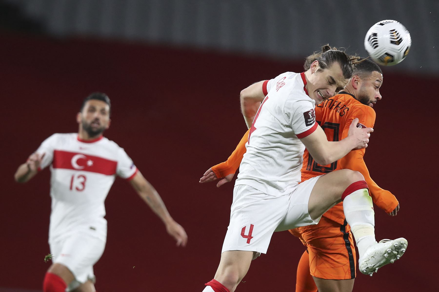 El defensor turco Caglar Soyuncu cabecea el balón con el delantero holandés Memphis Depay durante el partido de clasificación del Grupo G para la Copa Mundial de la FIFA Qatar 2022. Foto: AFP