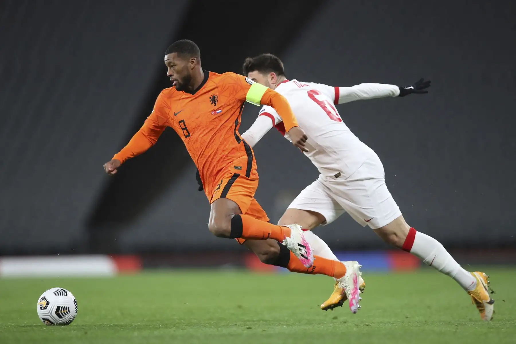 El mediocampista holandés Georginio Wijnaldum es desafiado por el mediocampista turco Ozan Tufan durante el partido de fútbol del Grupo G de clasificación para la Copa Mundial de la FIFA Qatar 2022. Foto: AFP